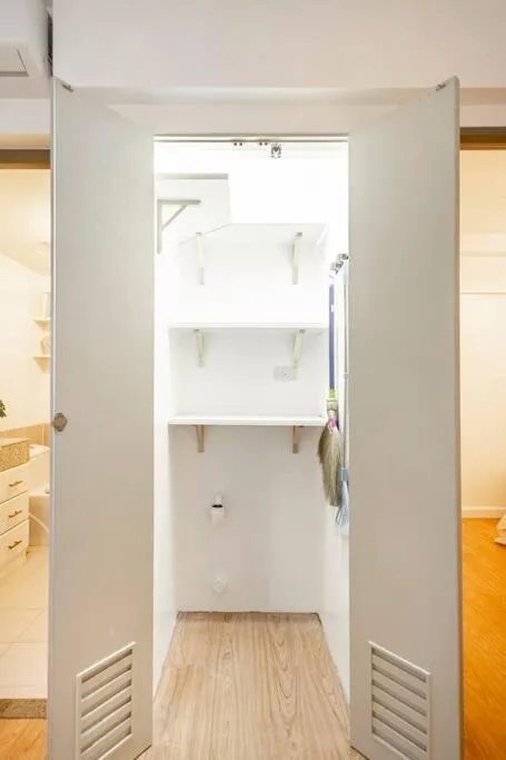 Bohemian Inspired 2 Bedroom Inspired Condo with Fast WIFI Near BGC