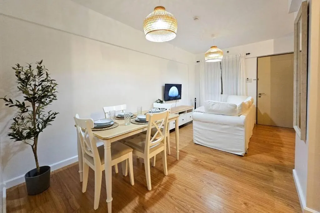 Bohemian Inspired 2 Bedroom Inspired Condo with Fast WIFI Near BGC