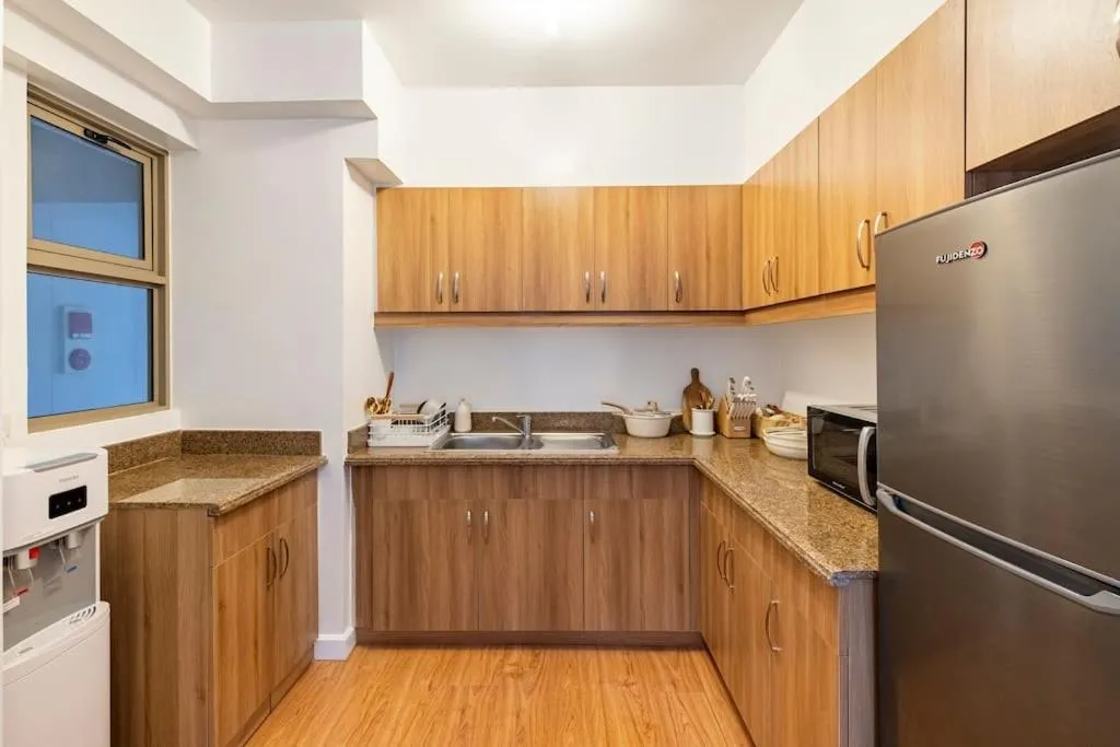 Bohemian Inspired 2 Bedroom Inspired Condo with Fast WIFI Near BGC