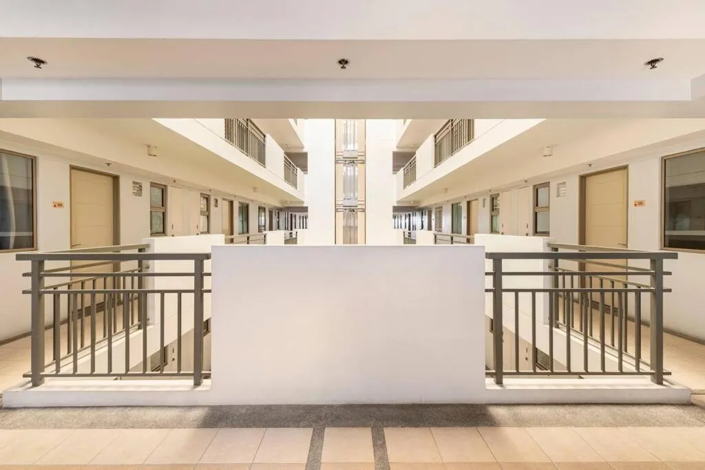Bohemian Inspired 2 Bedroom Inspired Condo with Fast WIFI Near BGC