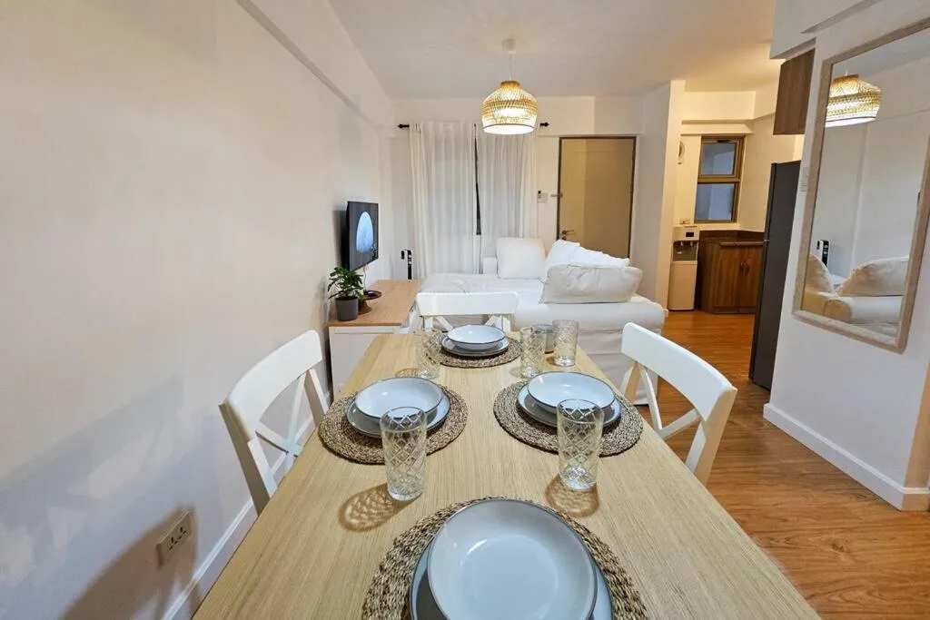 Bohemian Inspired 2 Bedroom Inspired Condo with Fast WIFI Near BGC