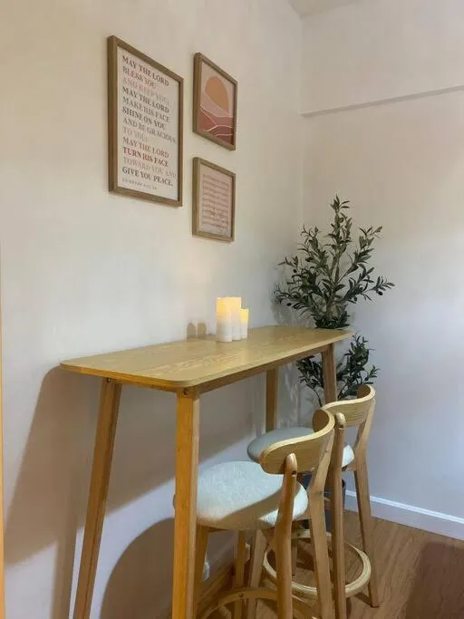 Bohemian Inspired 2 Bedroom Inspired Condo with Fast WIFI Near BGC