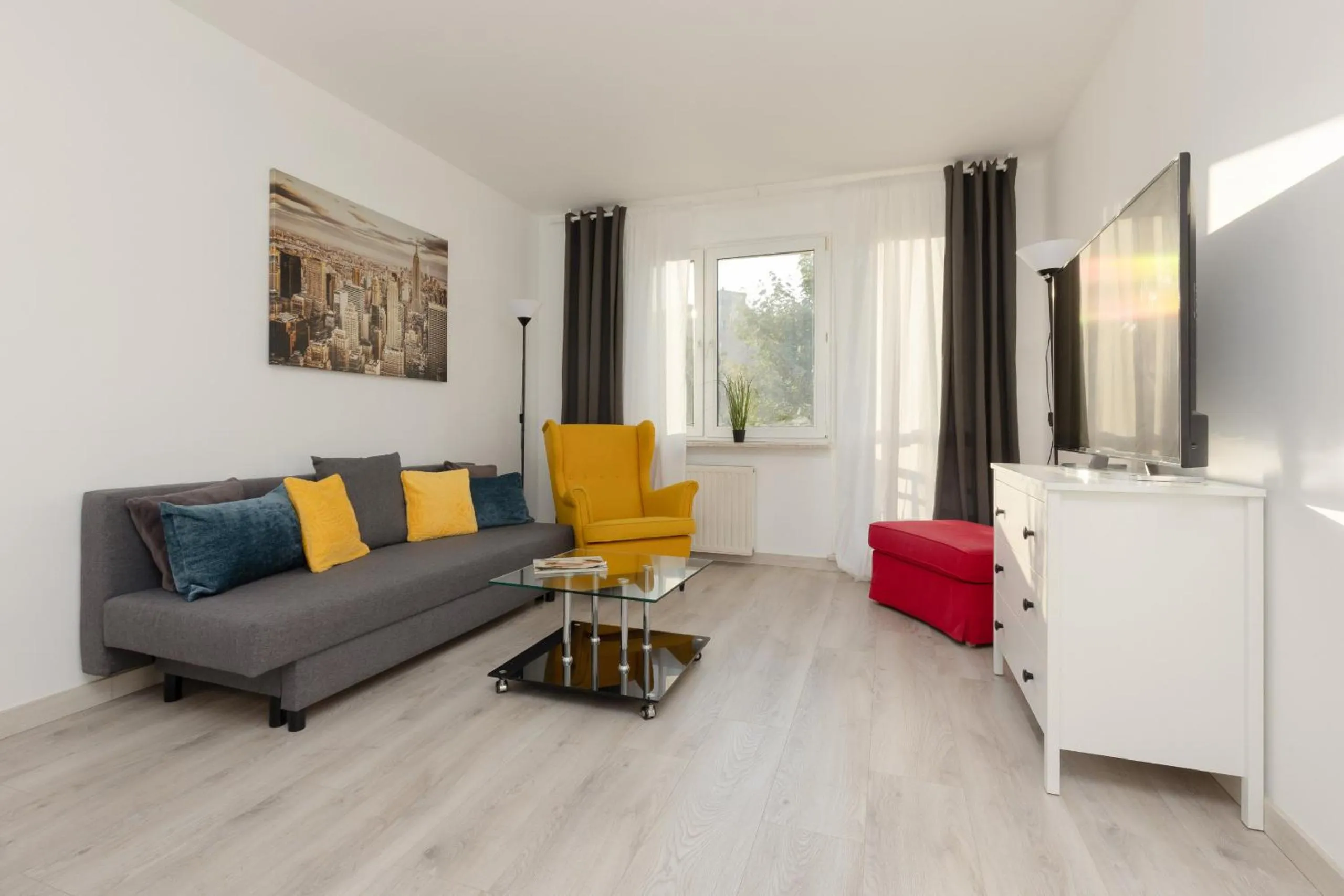 Communal lounge/ TV room in Kopcińskiego Bright & Spacious Apartment Warsaw Ursynów by Noclegi Renters