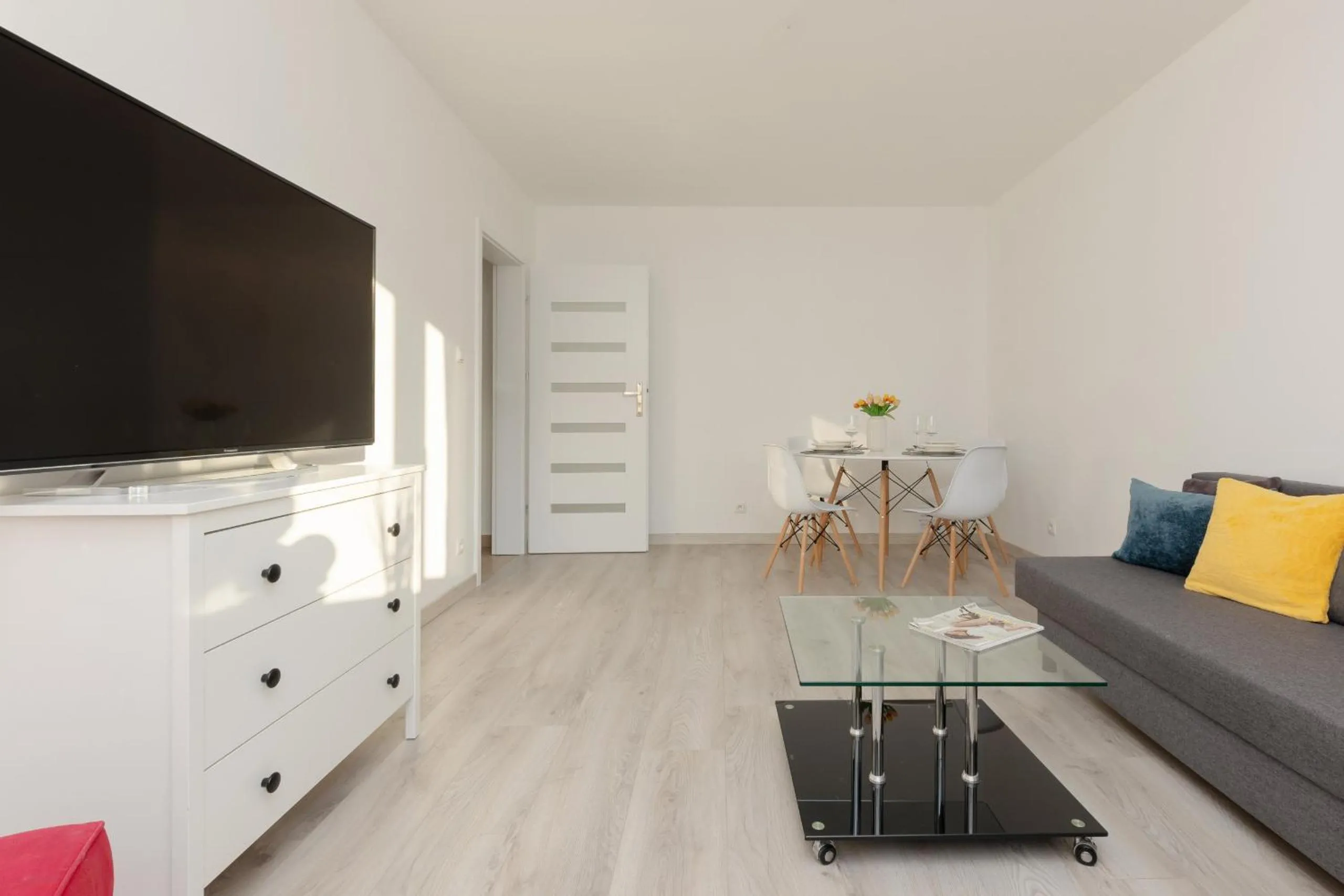 Communal lounge/ TV room in Kopcińskiego Bright & Spacious Apartment Warsaw Ursynów by Noclegi Renters