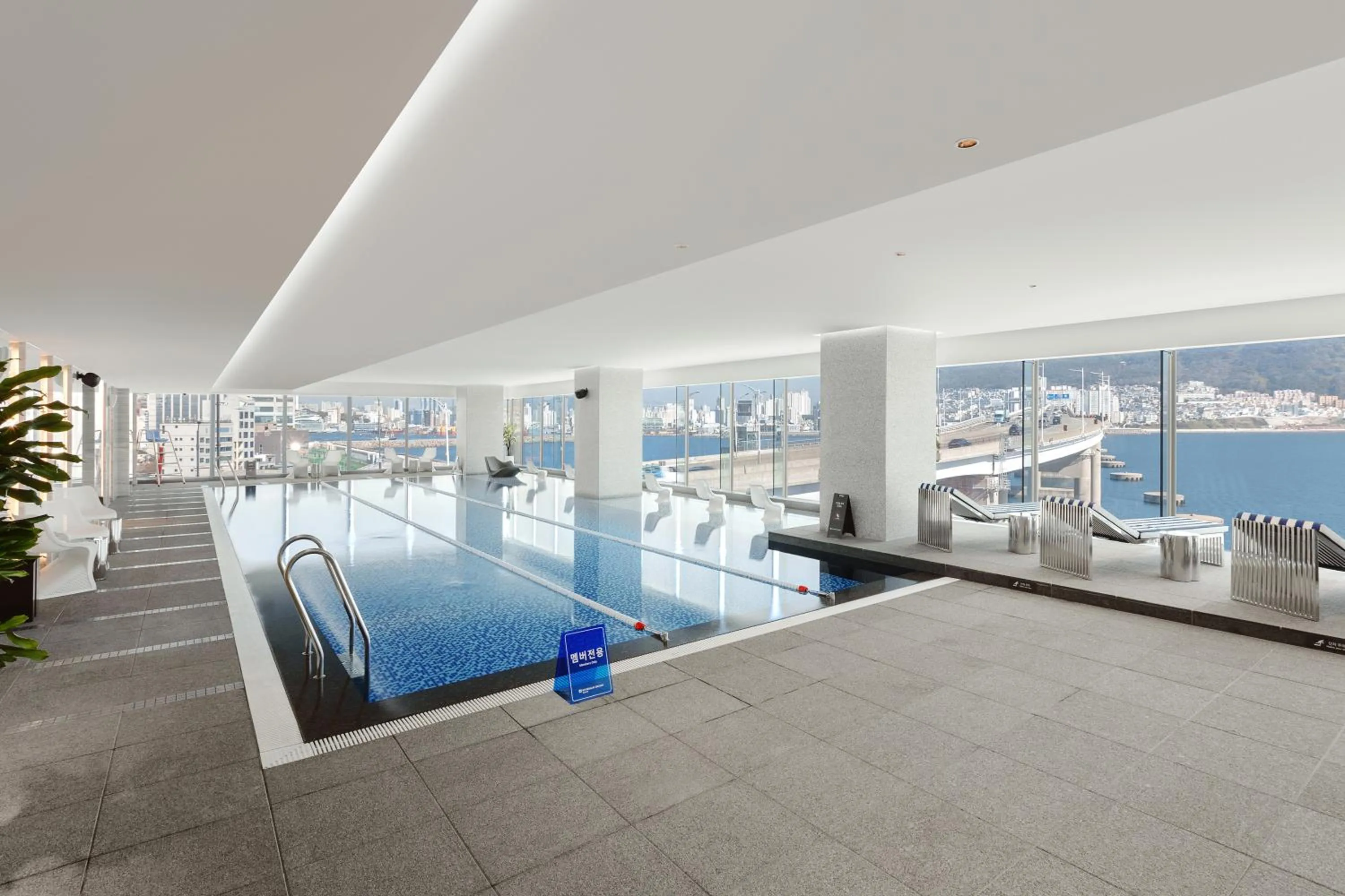 Swimming pool in Wyndham Grand Busan