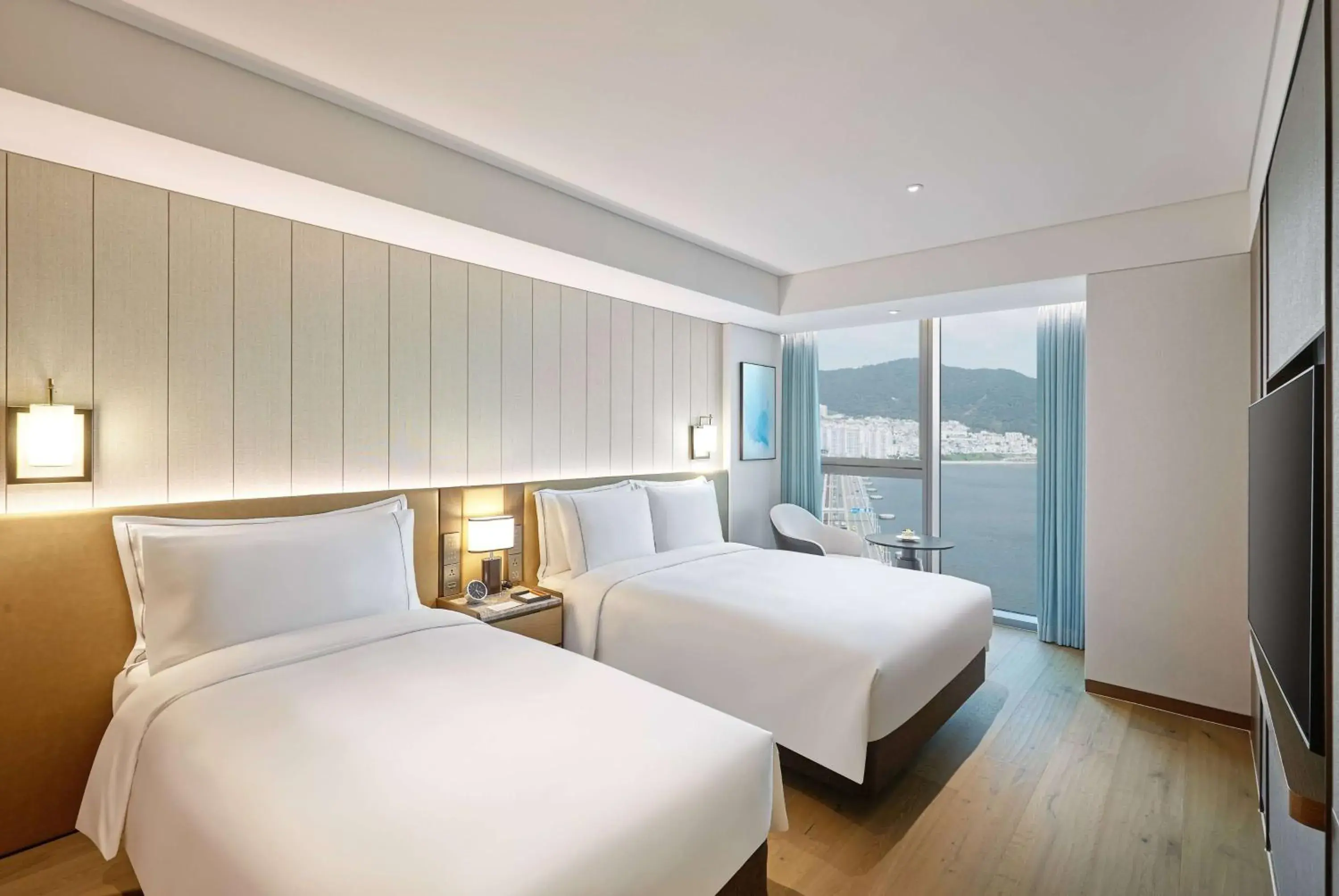 Photo of the whole room, Bed in Wyndham Grand Busan Photo of the whole room, Bed in Wyndham Grand Busan