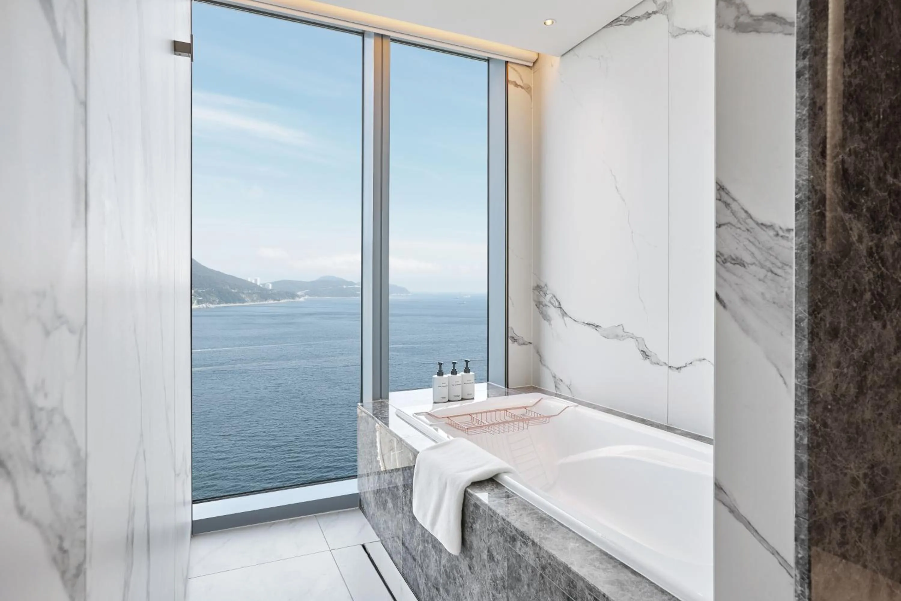 Bath in Wyndham Grand Busan