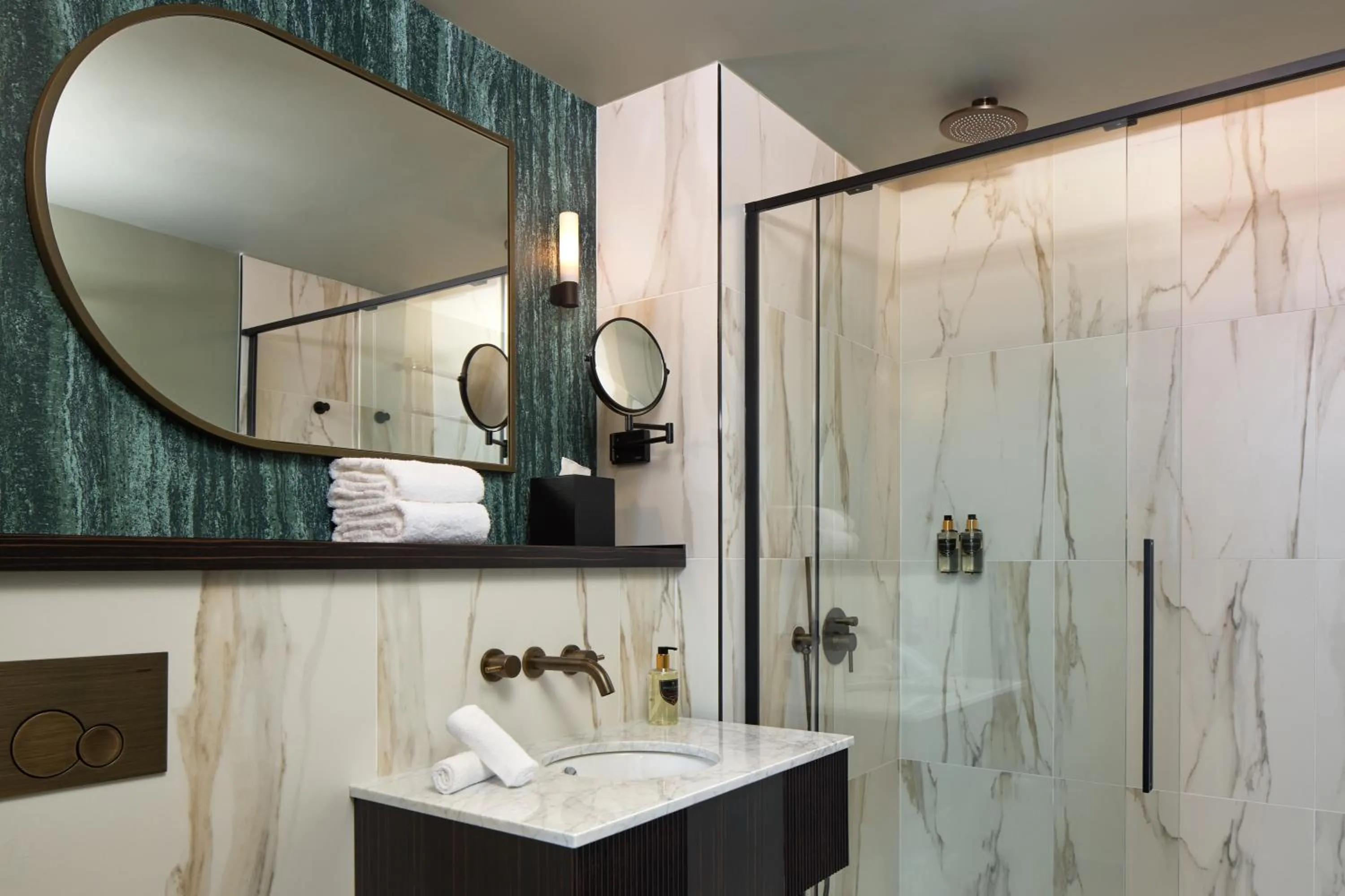 Shower in Maison Cassandre