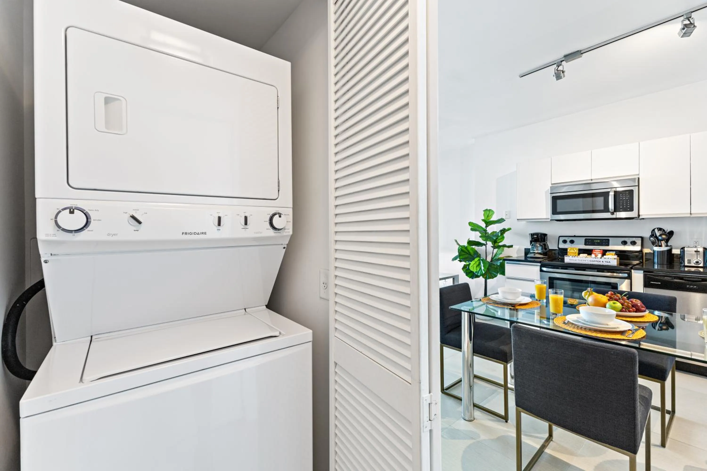 laundry in Dharma Home Suites Miami Beach at Monte Carlo