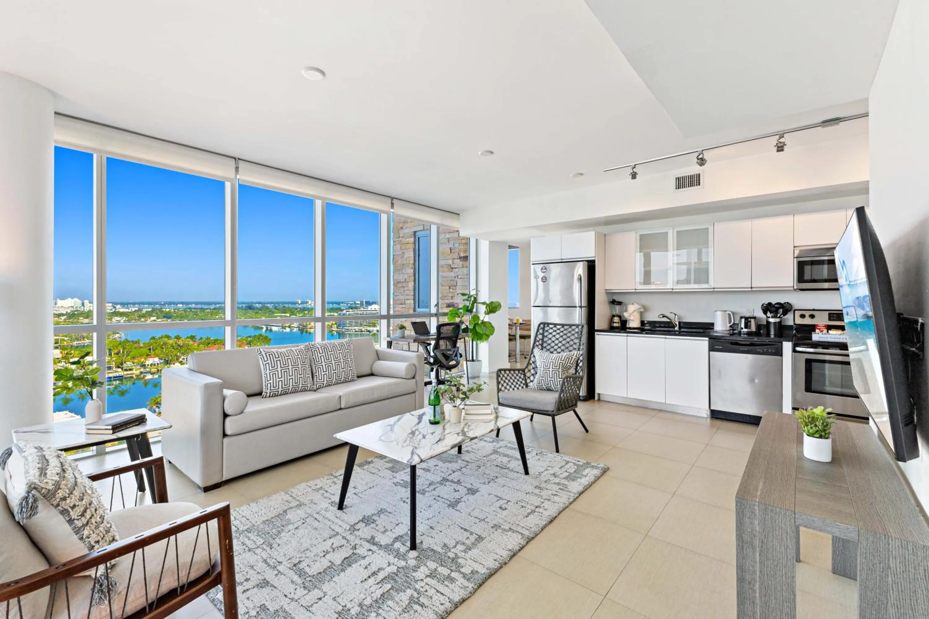 TV and multimedia in Dharma Home Suites Miami Beach at Monte Carlo