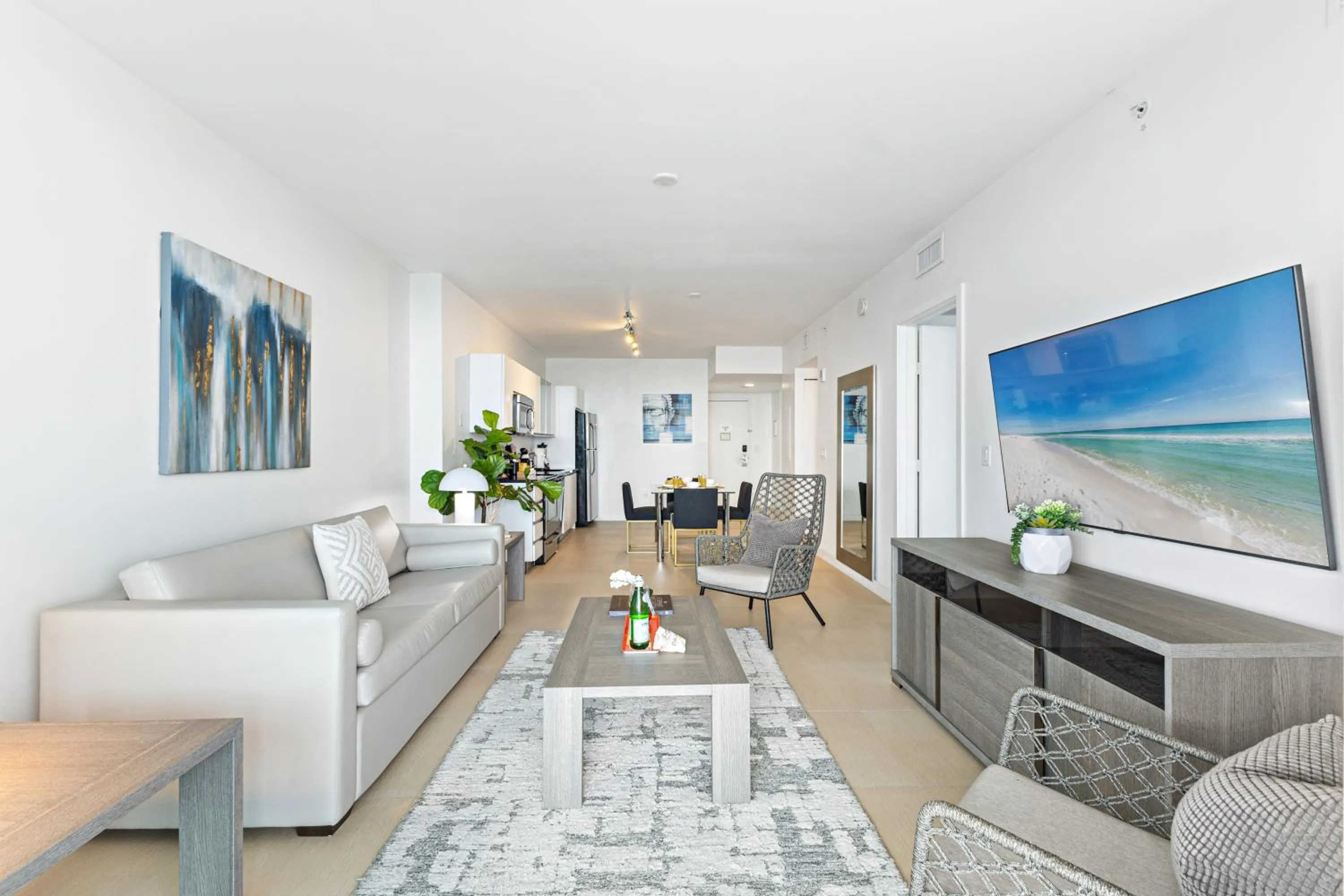 TV and multimedia in Dharma Home Suites Miami Beach at Monte Carlo