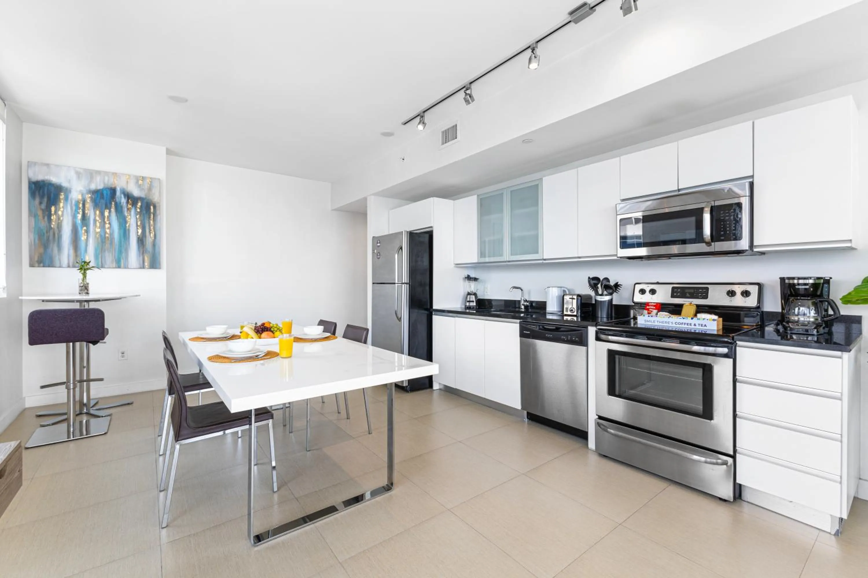 Coffee/tea facilities in Dharma Home Suites Miami Beach at Monte Carlo