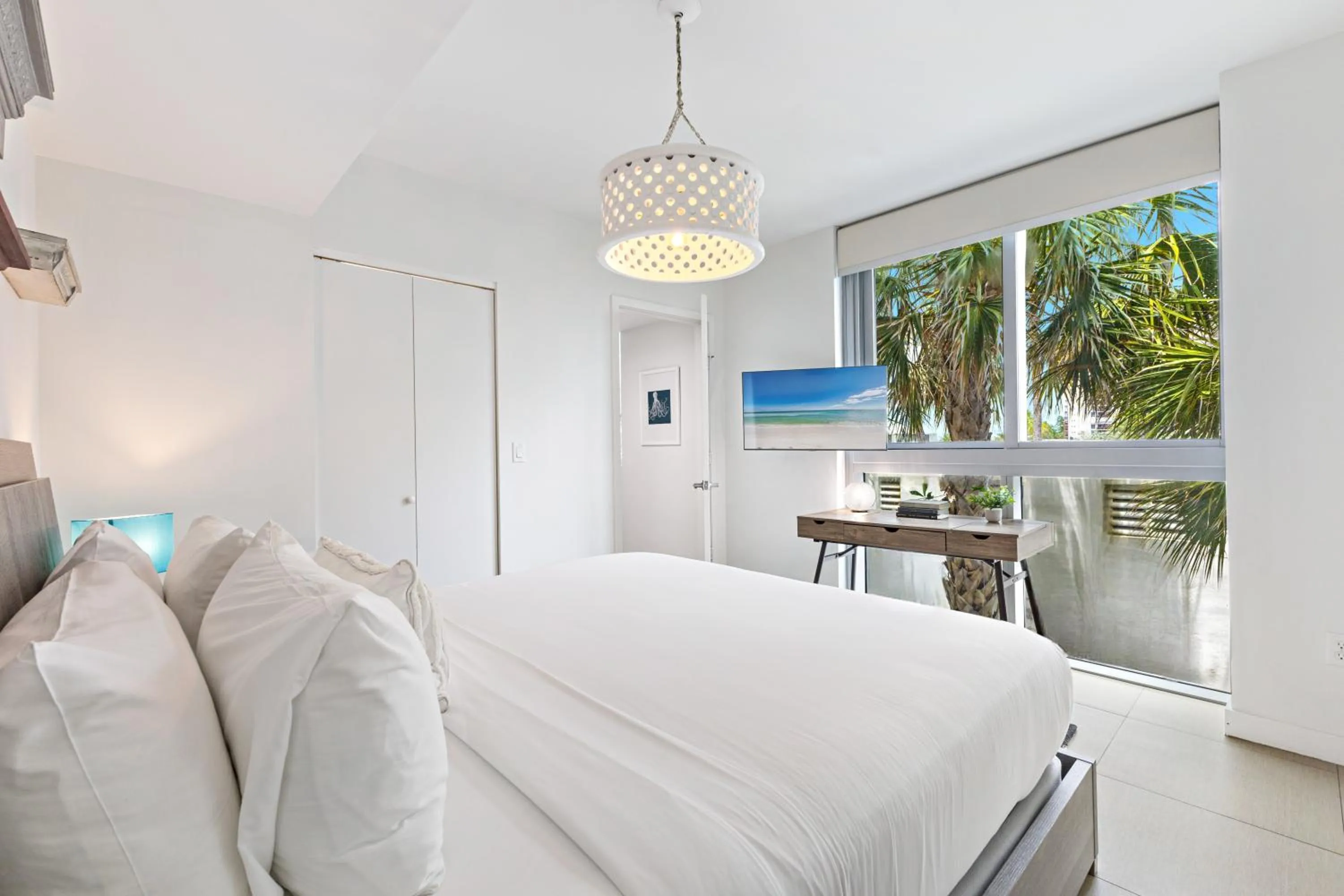 TV and multimedia, Bed in Dharma Home Suites Miami Beach at Monte Carlo
