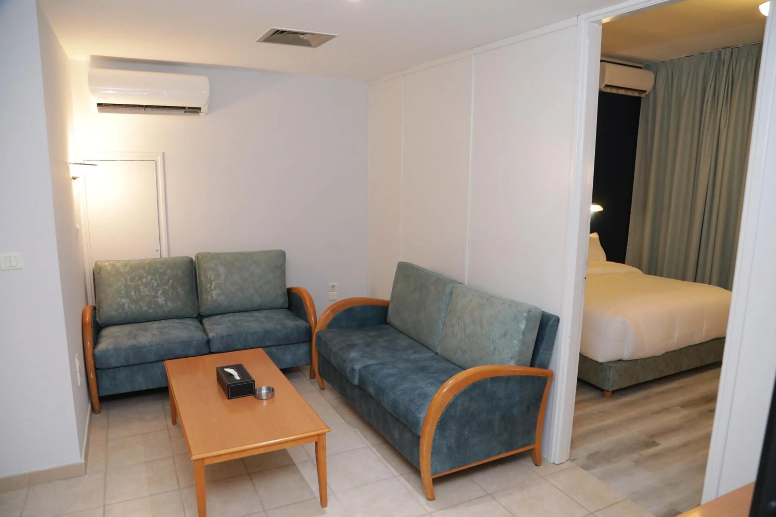 Living room, Bed in El Sheikh Suites Hotel