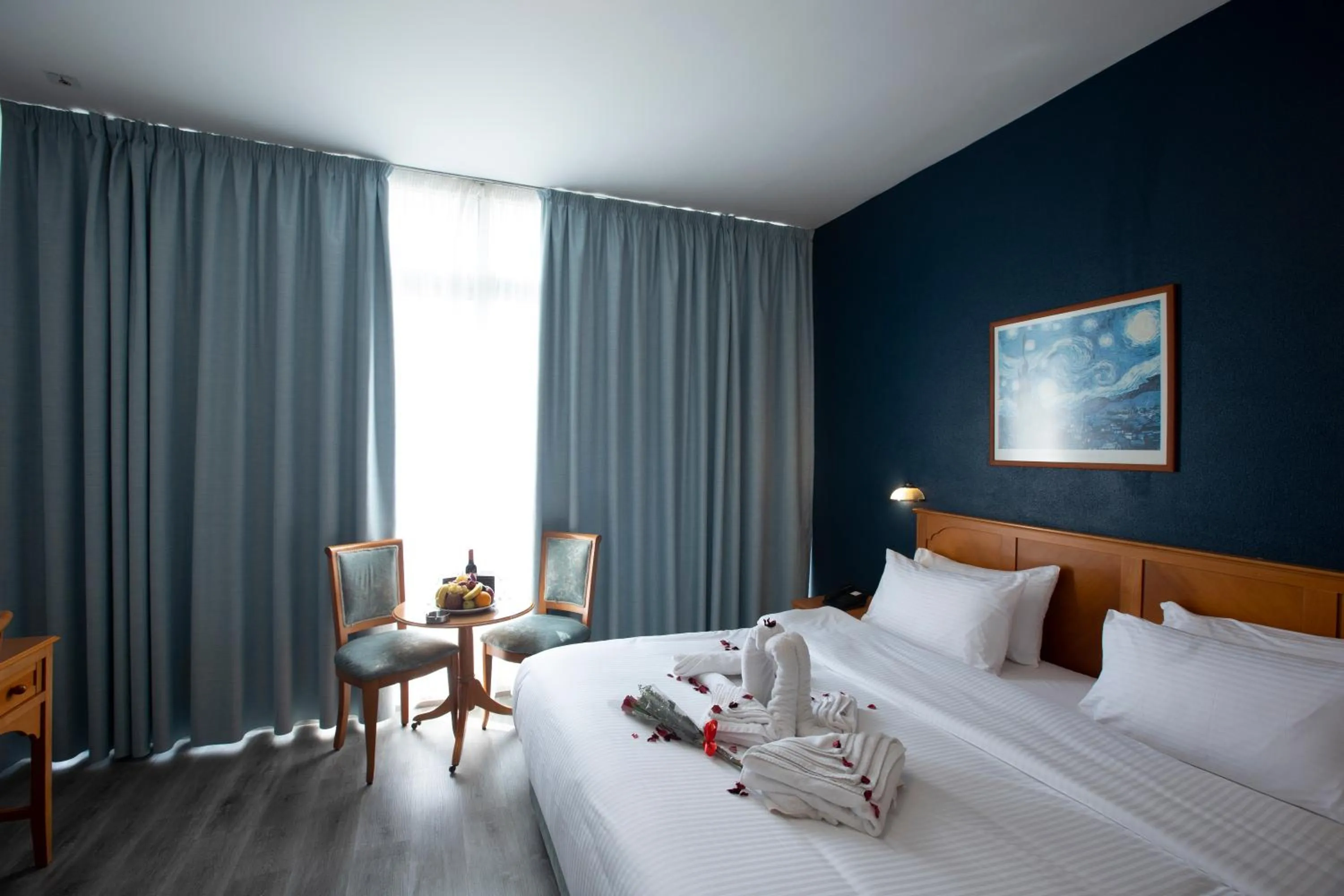 room service, Bed in El Sheikh Suites Hotel