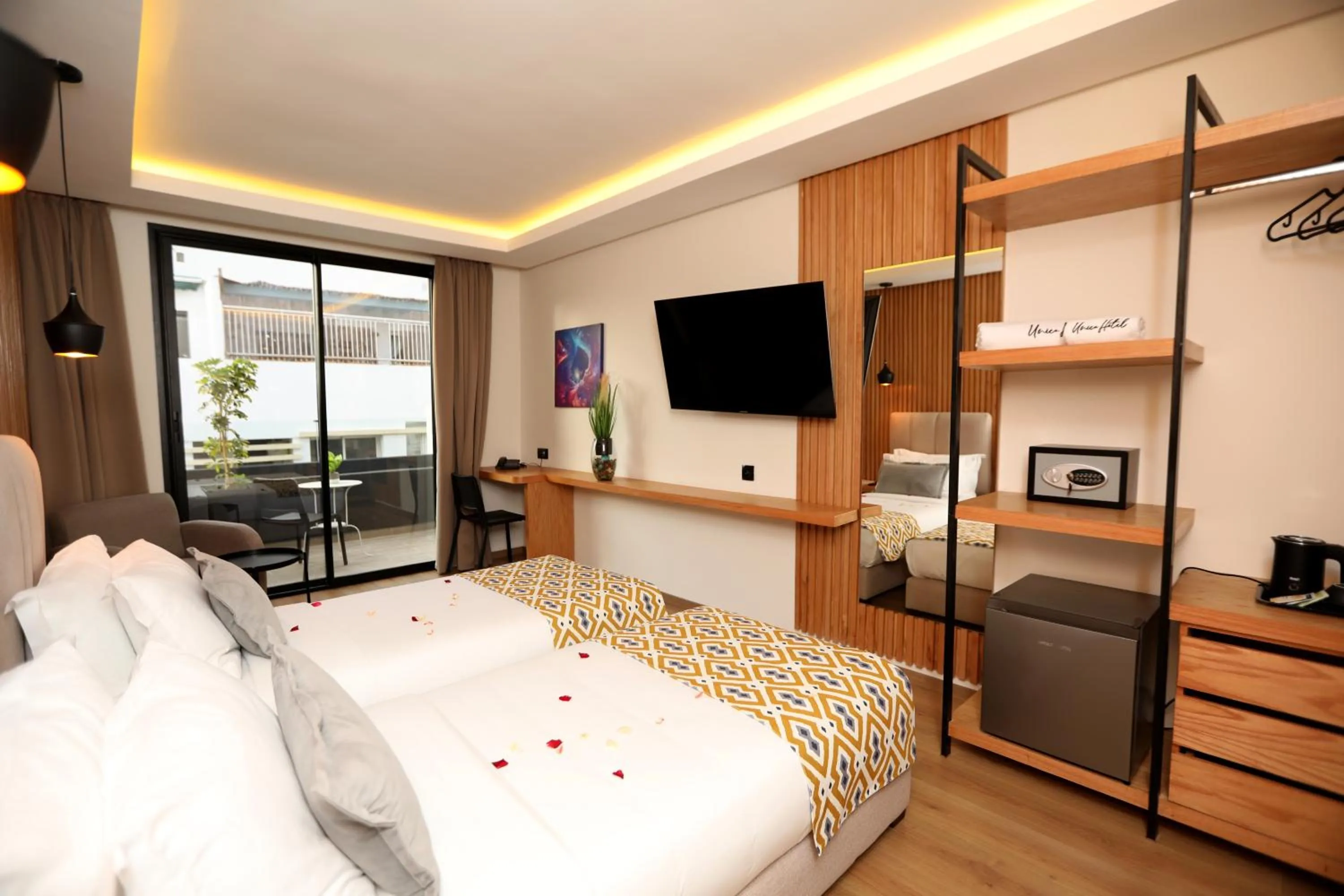 Communal lounge/ TV room, Bed in Unico Hotel & Spa Casablanca