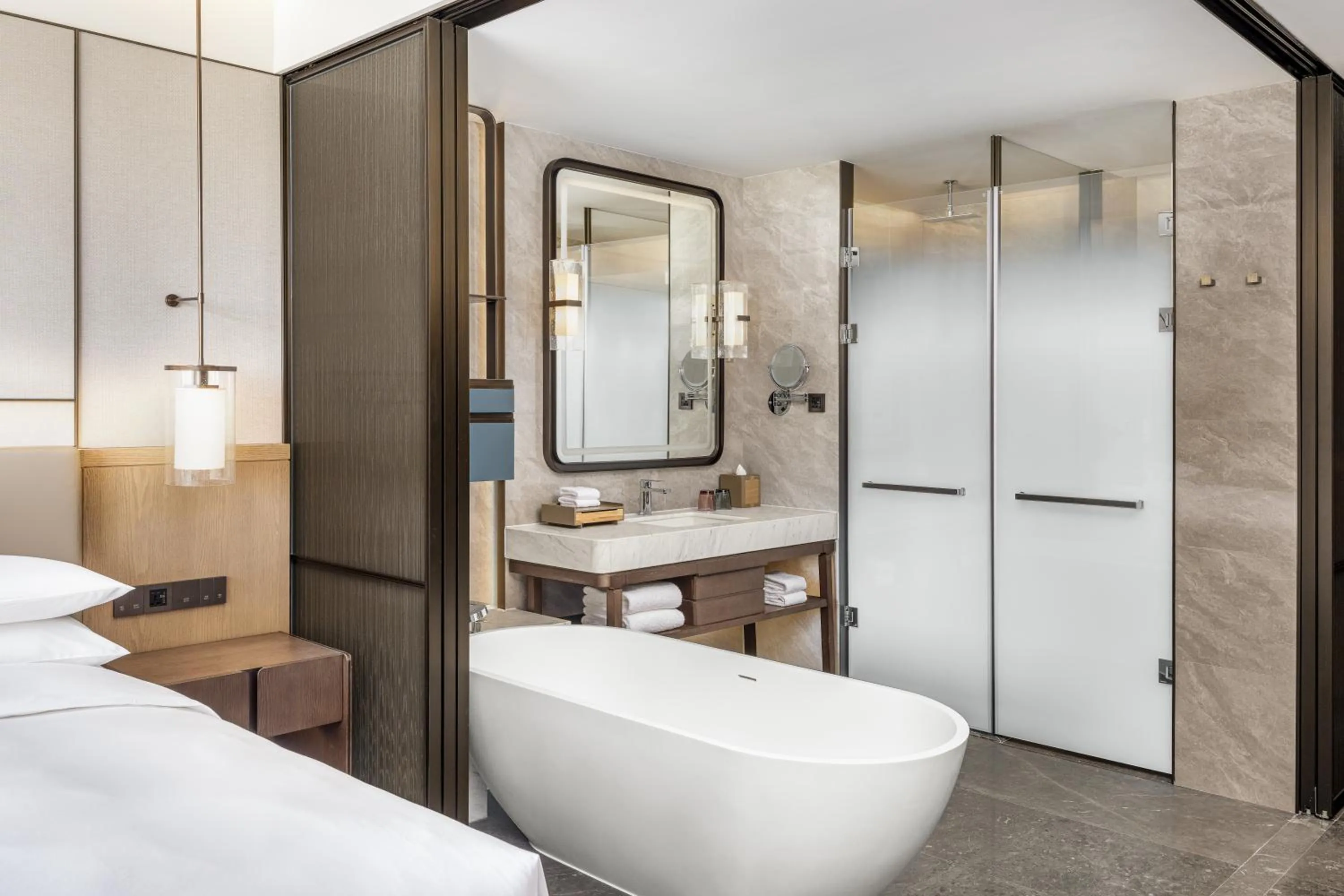 Toilet, Bed in Shaoxing Marriott Hotel Shangyu
