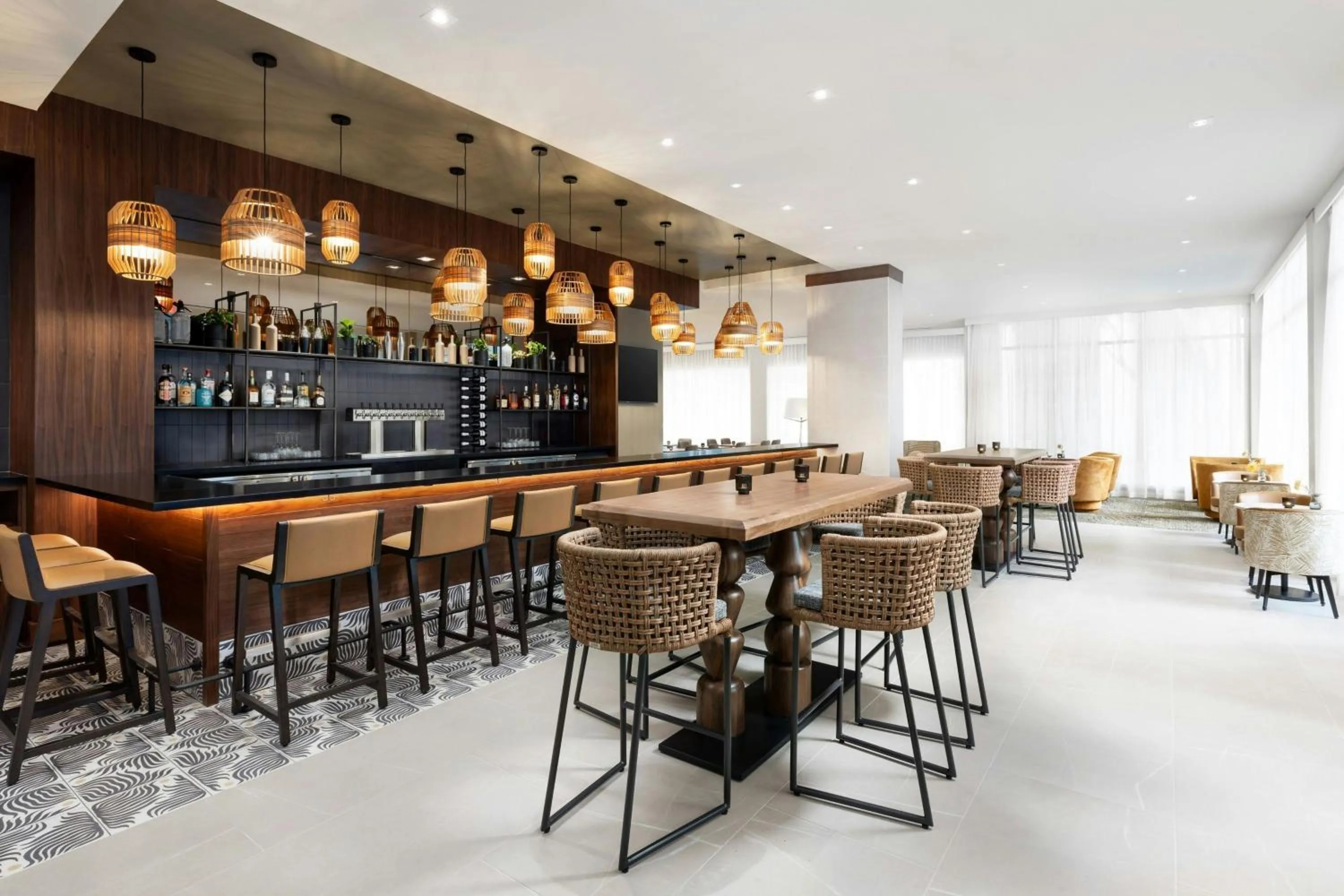 Lounge or bar in AC Hotel by Marriott Honolulu