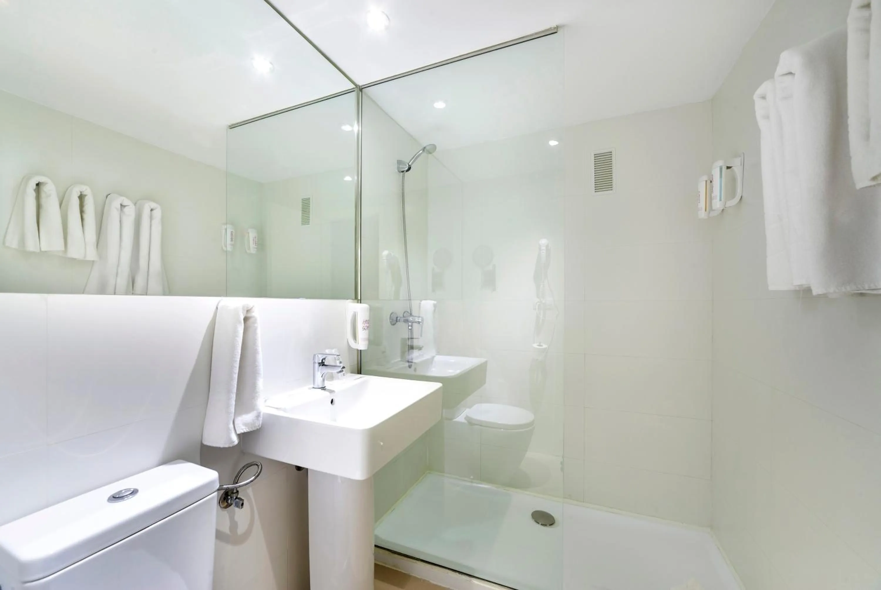 Bathroom in FERGUS Club Mallorca Waterpark