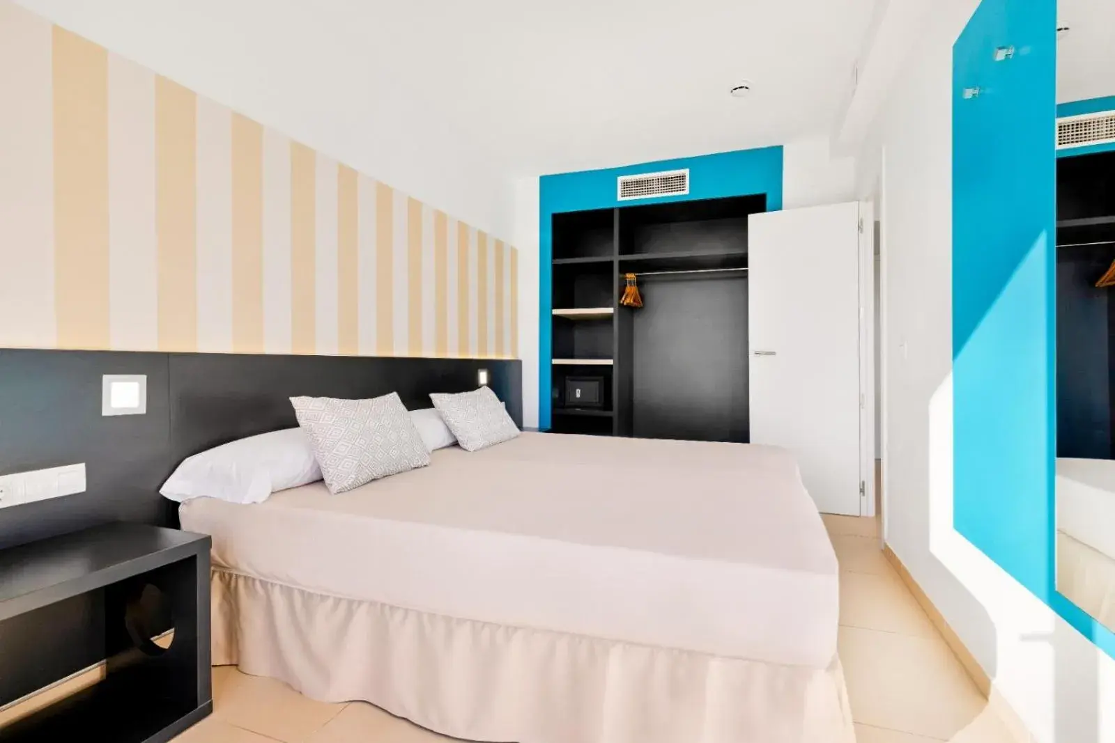 Suite with Waterpark View in FERGUS Club Mallorca Waterpark Suite with Waterpark View in FERGUS Club Mallorca Waterpark