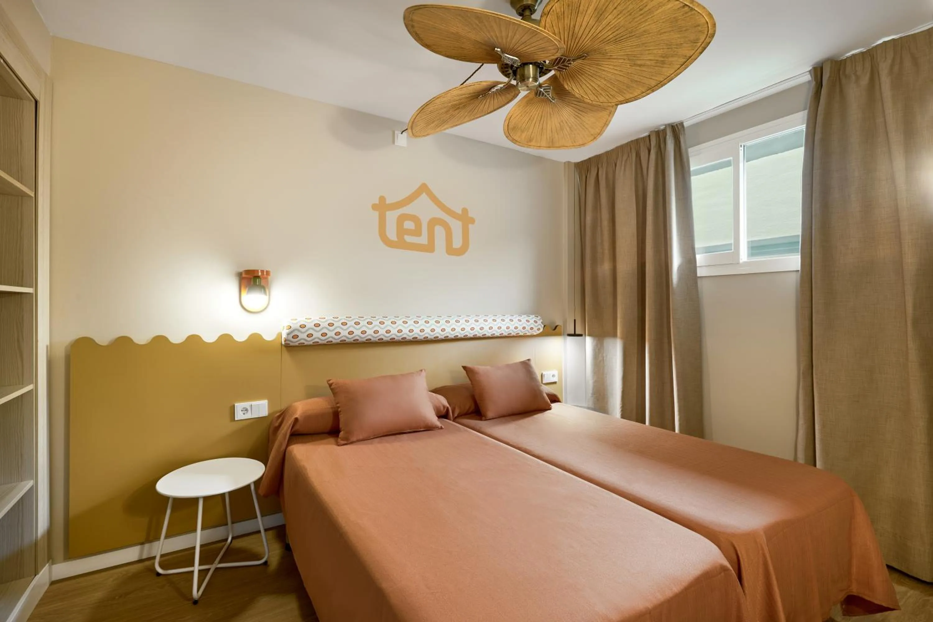 Bed in tent Mojito Suites