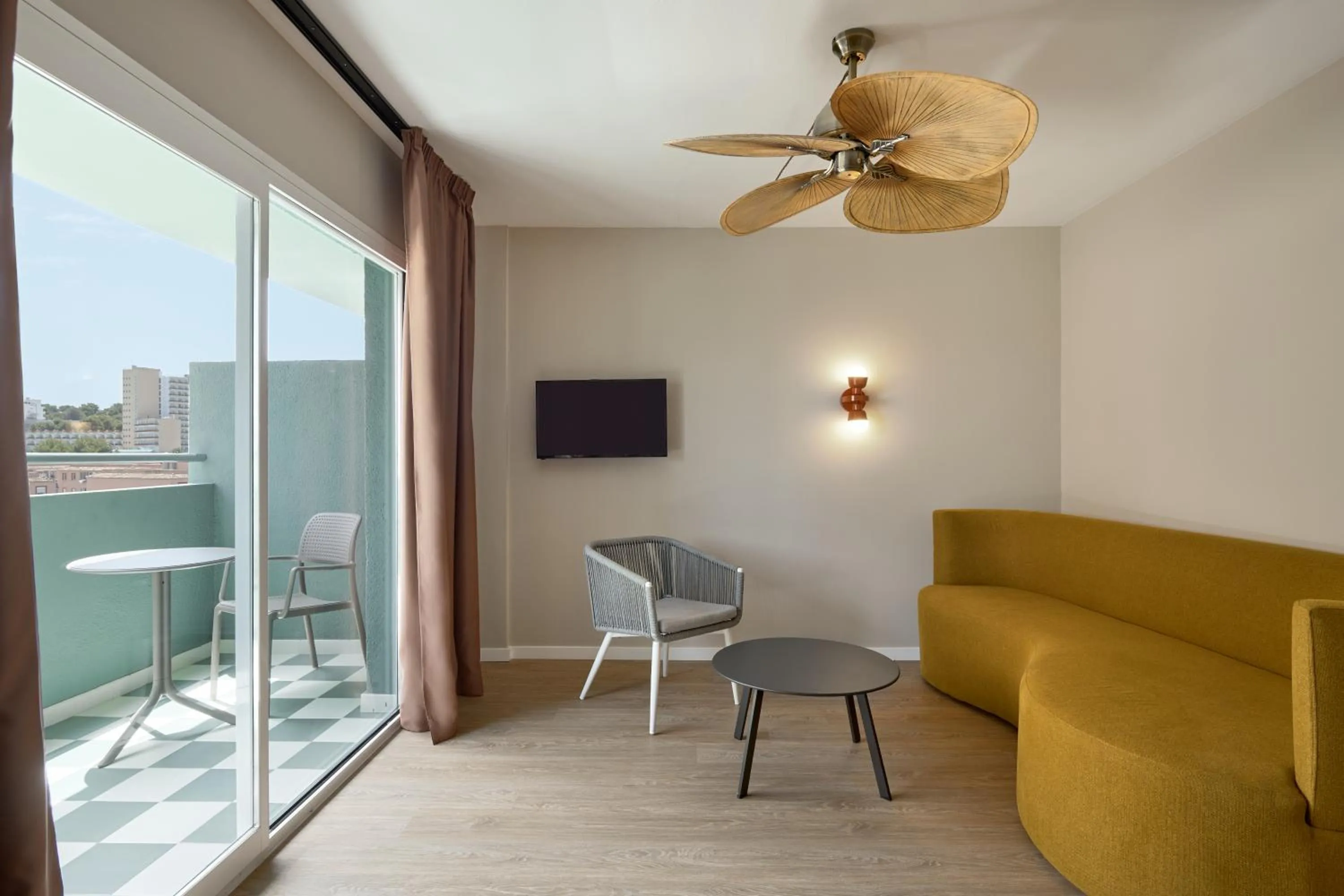 Photo of the whole room in tent Mojito Suites