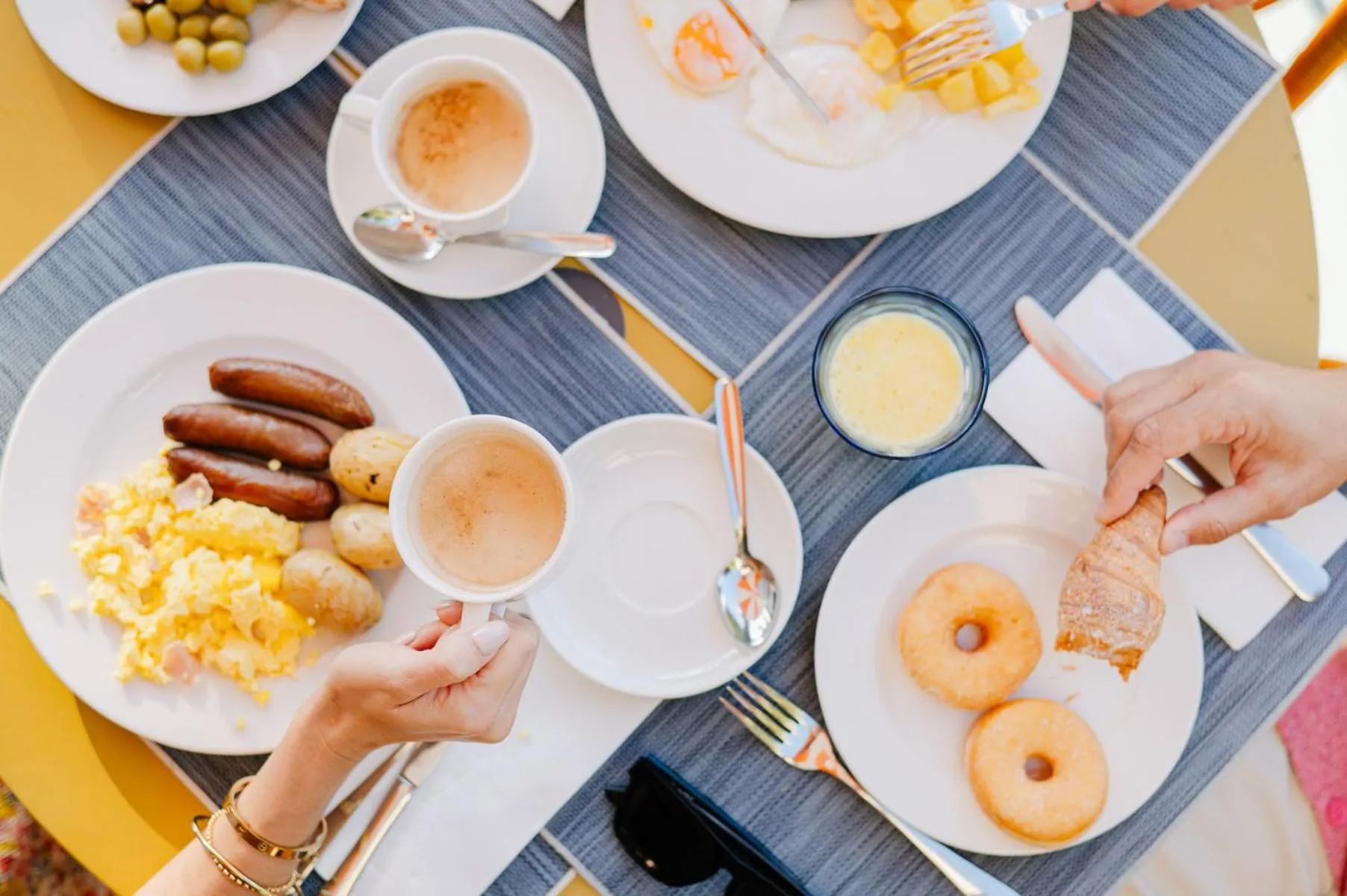 Breakfast in tent Mojito Suites