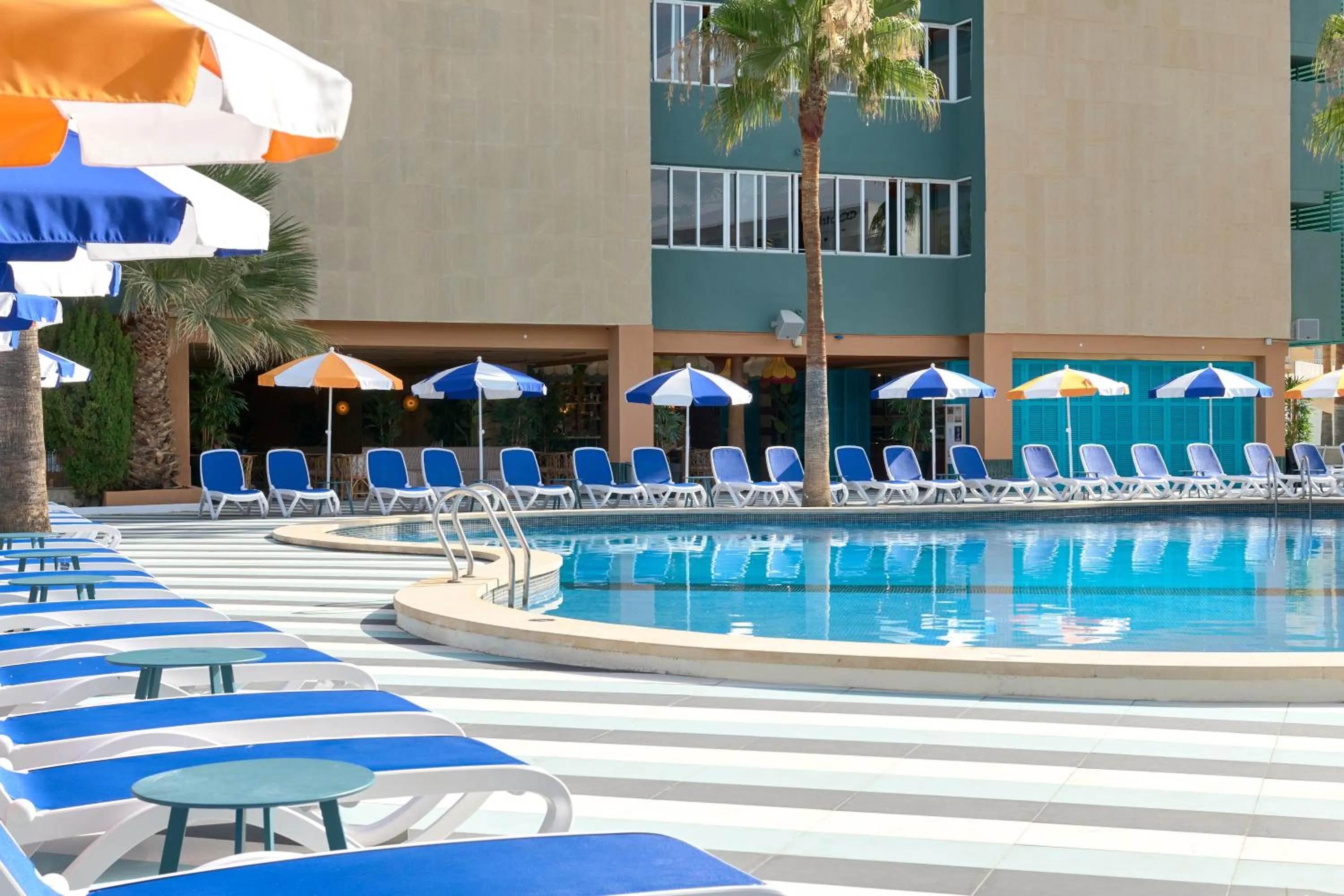 Swimming pool in tent Mojito Suites