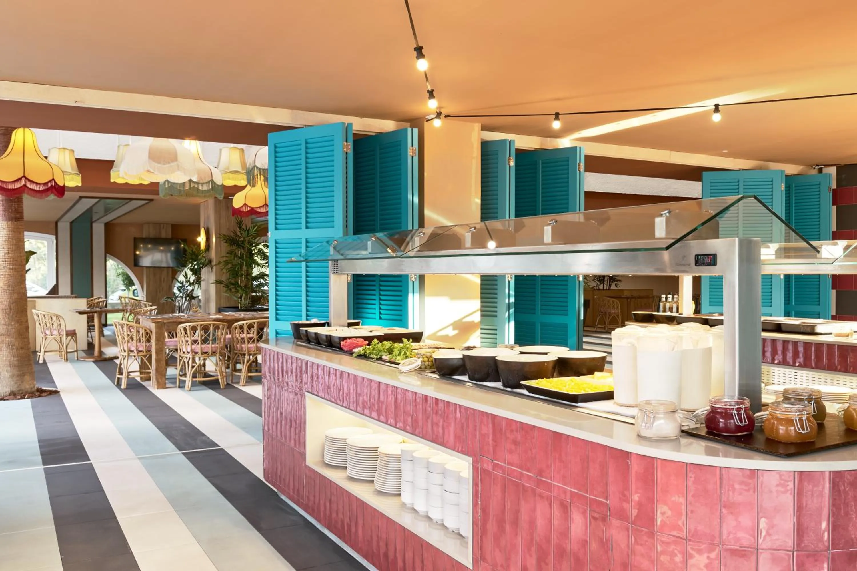 Buffet breakfast in tent Mojito Suites