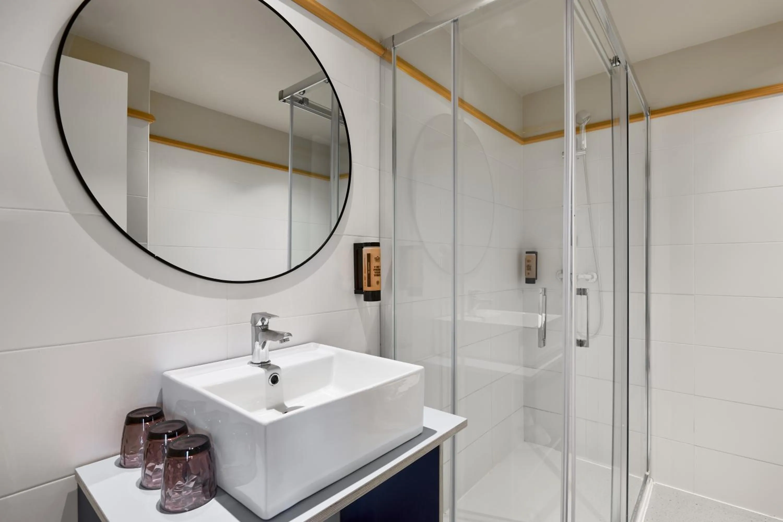 Shower in tent Mojito Suites