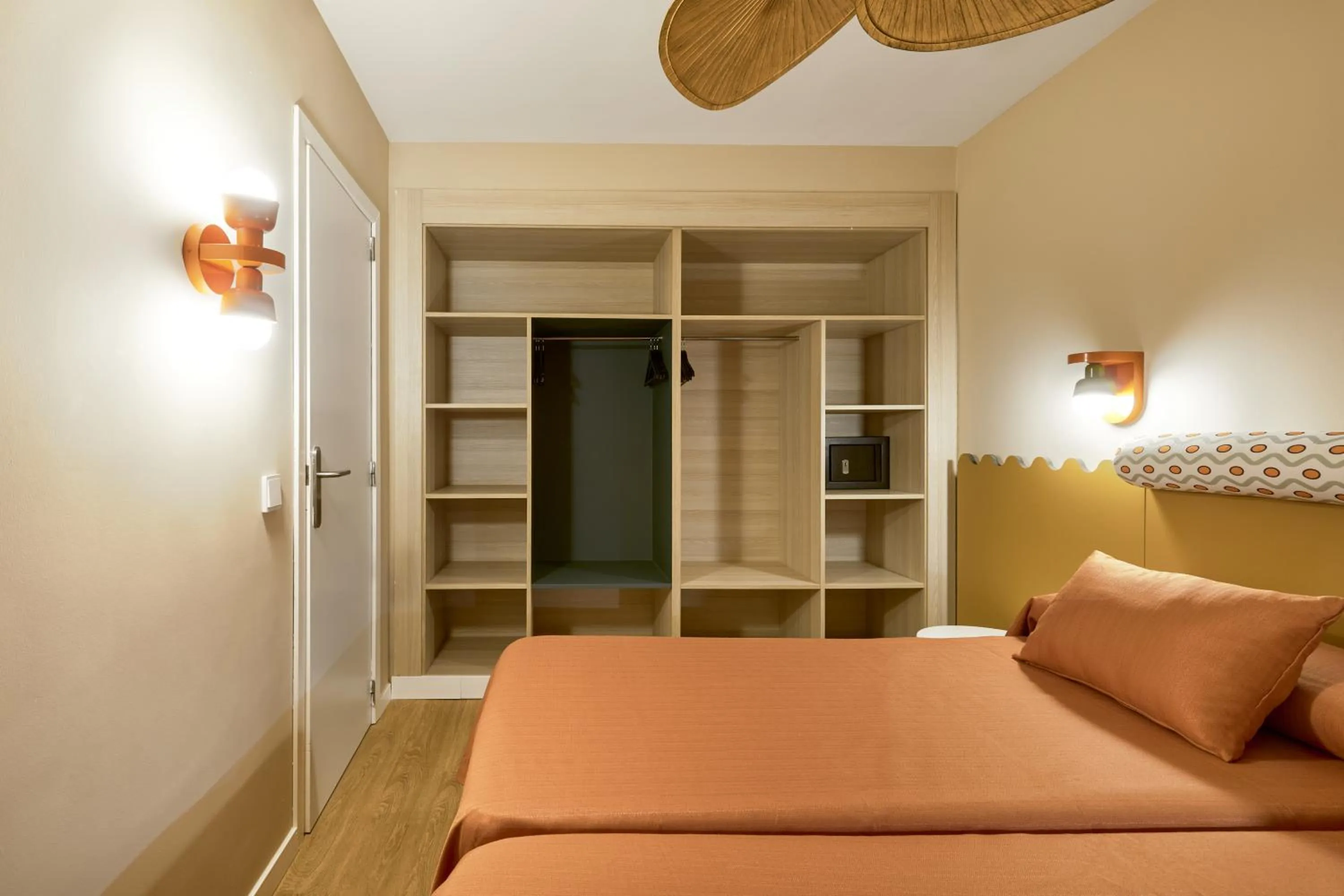 Bed in tent Mojito Suites