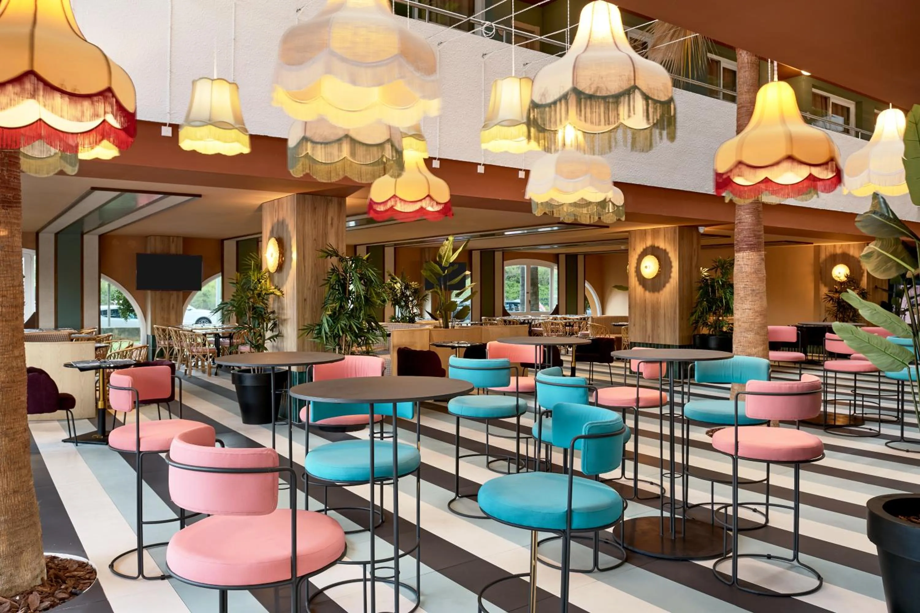 Restaurant/places to eat in tent Mojito Suites