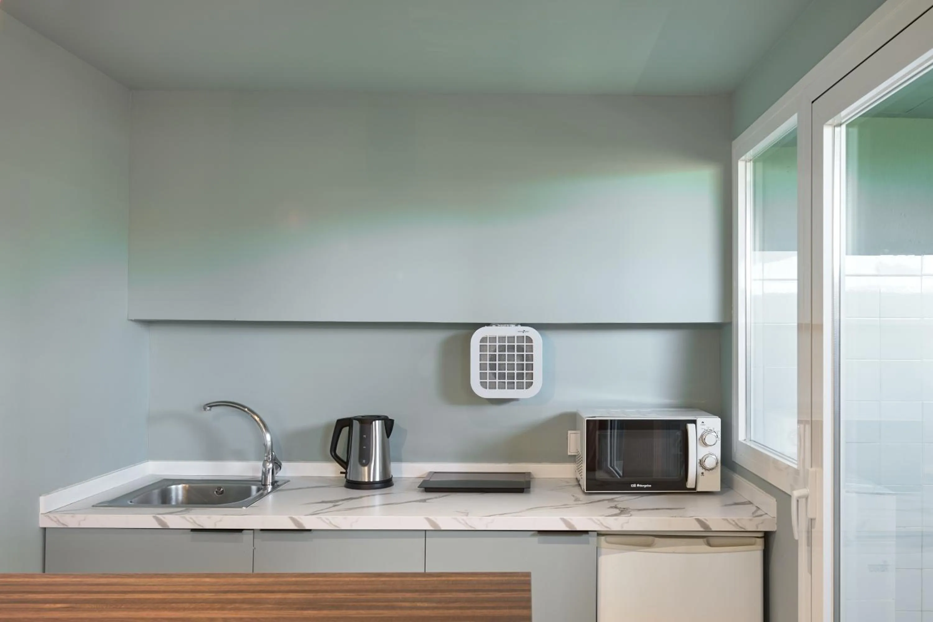 Kitchen or kitchenette in tent Mojito Suites