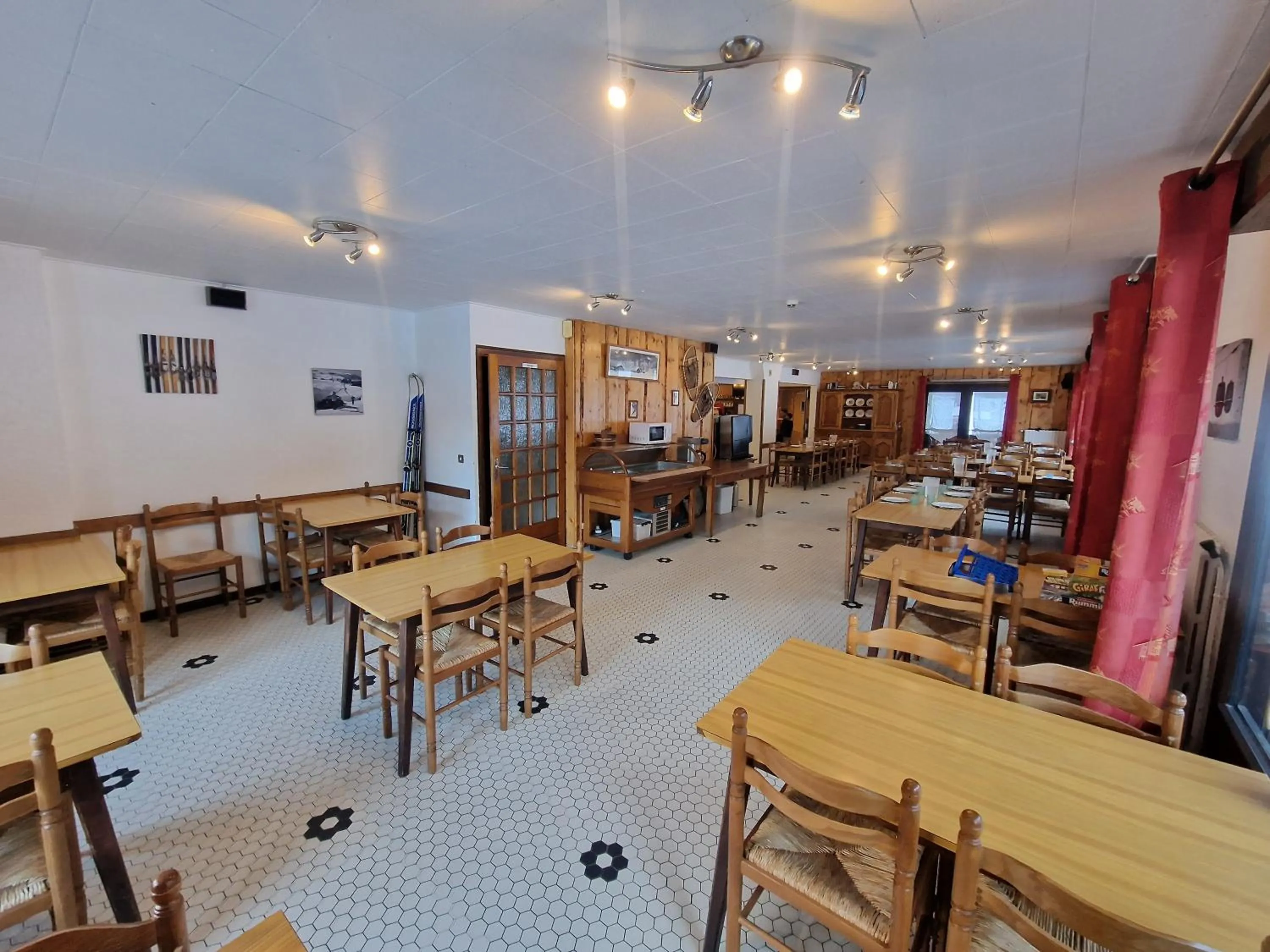 Restaurant/places to eat in Hotel et centre de vacances Le Choucas