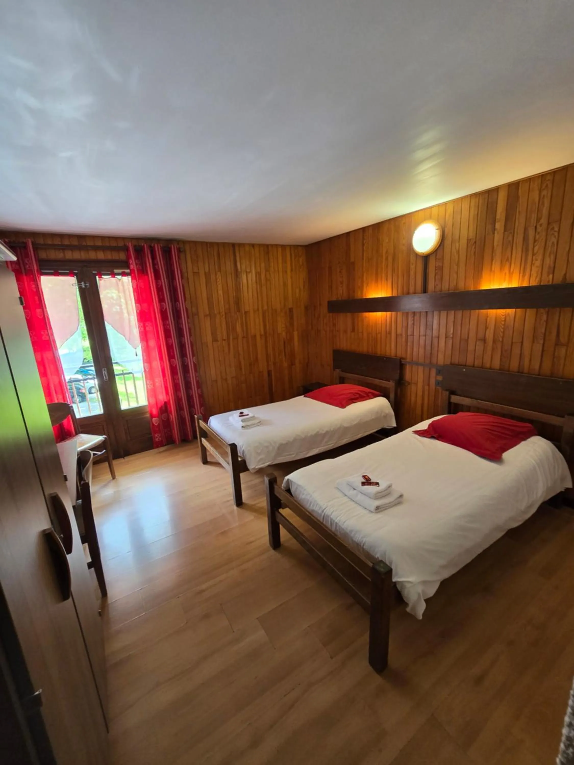 Bedroom, Bed in Hotel et centre de vacances Le Choucas