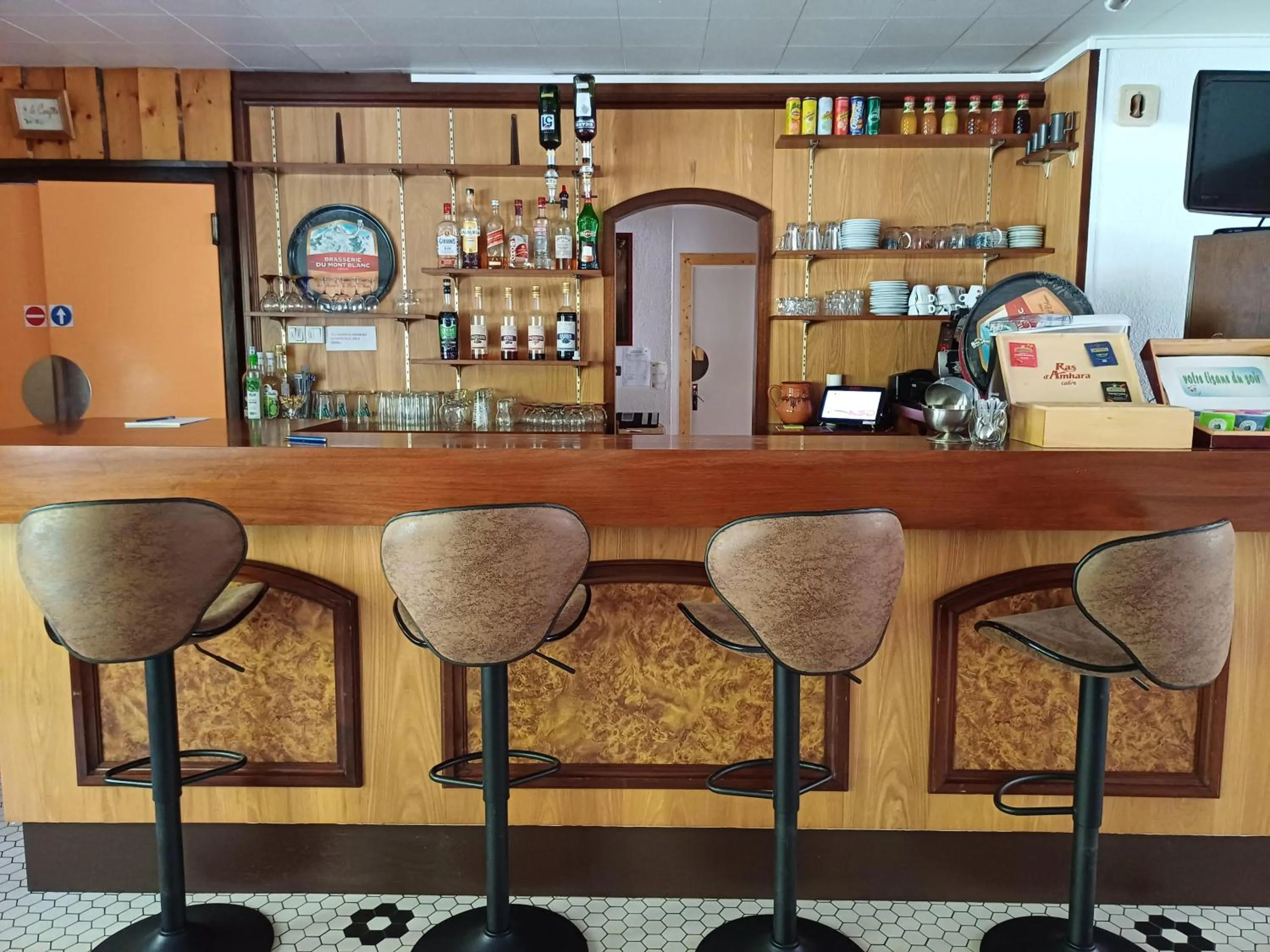 Lounge or bar in Hotel et centre de vacances Le Choucas