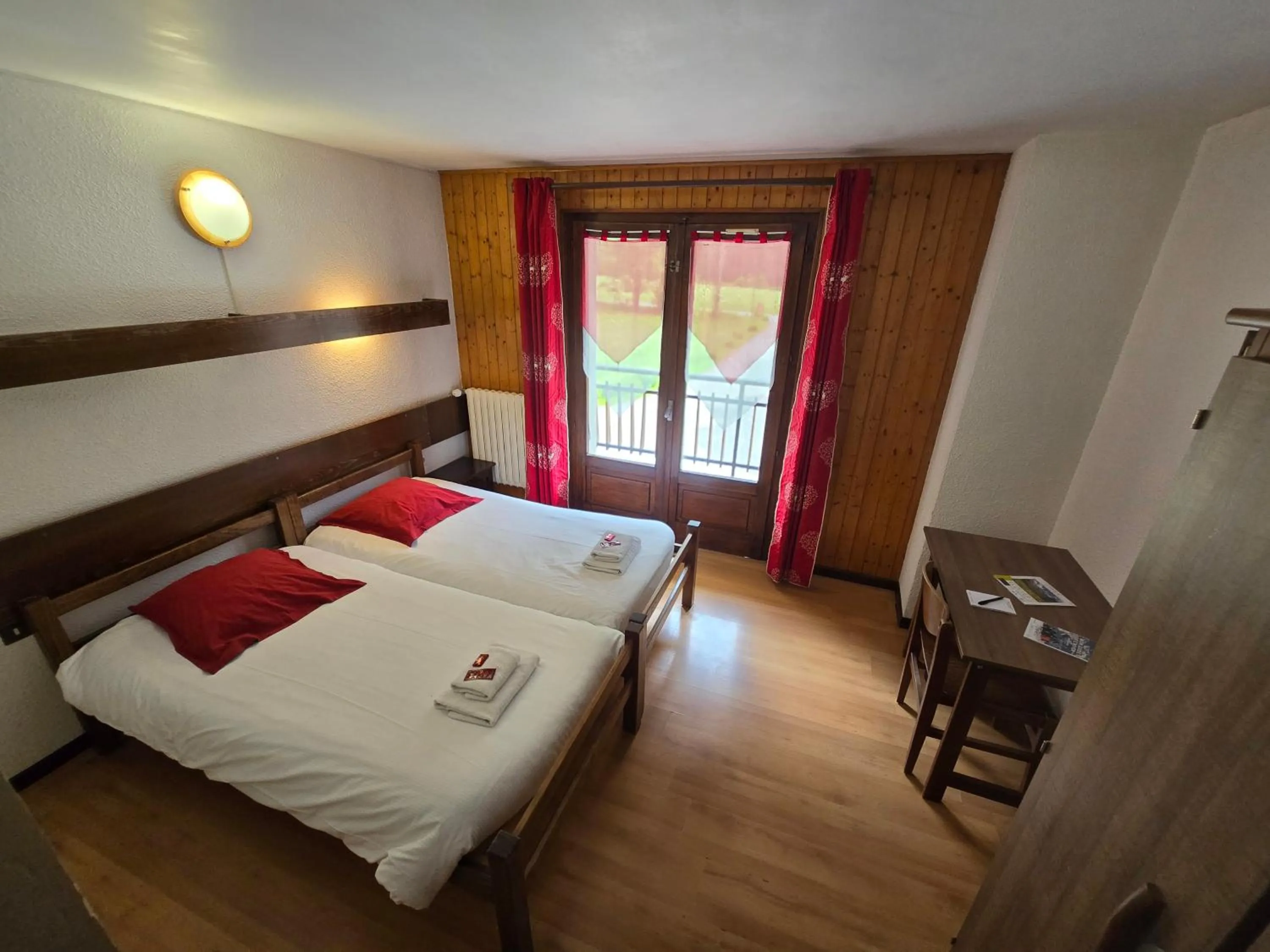 Bedroom, Bed in Hotel et centre de vacances Le Choucas