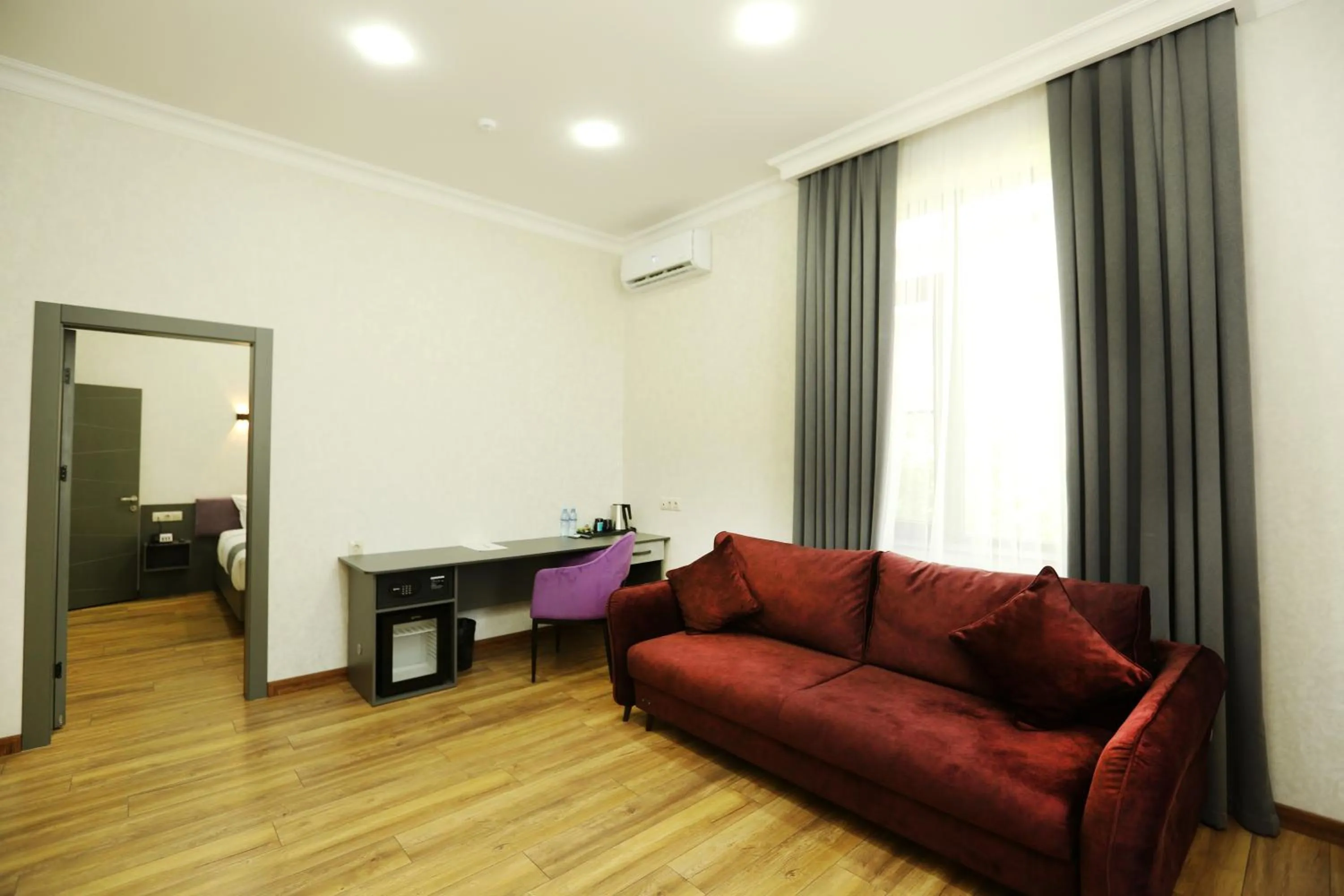 Living room in Parklane Hotel