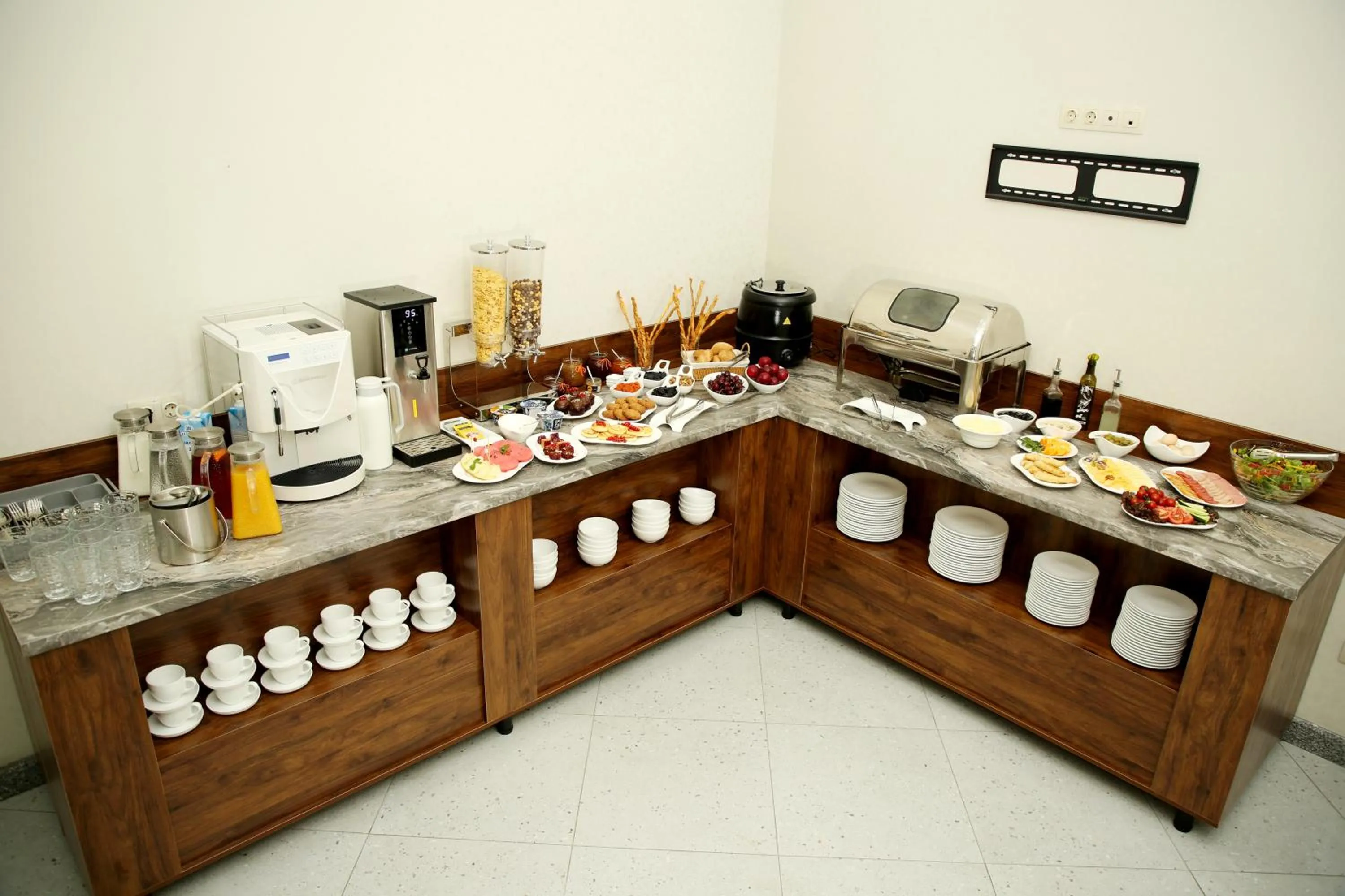 Restaurant/places to eat in Parklane Hotel