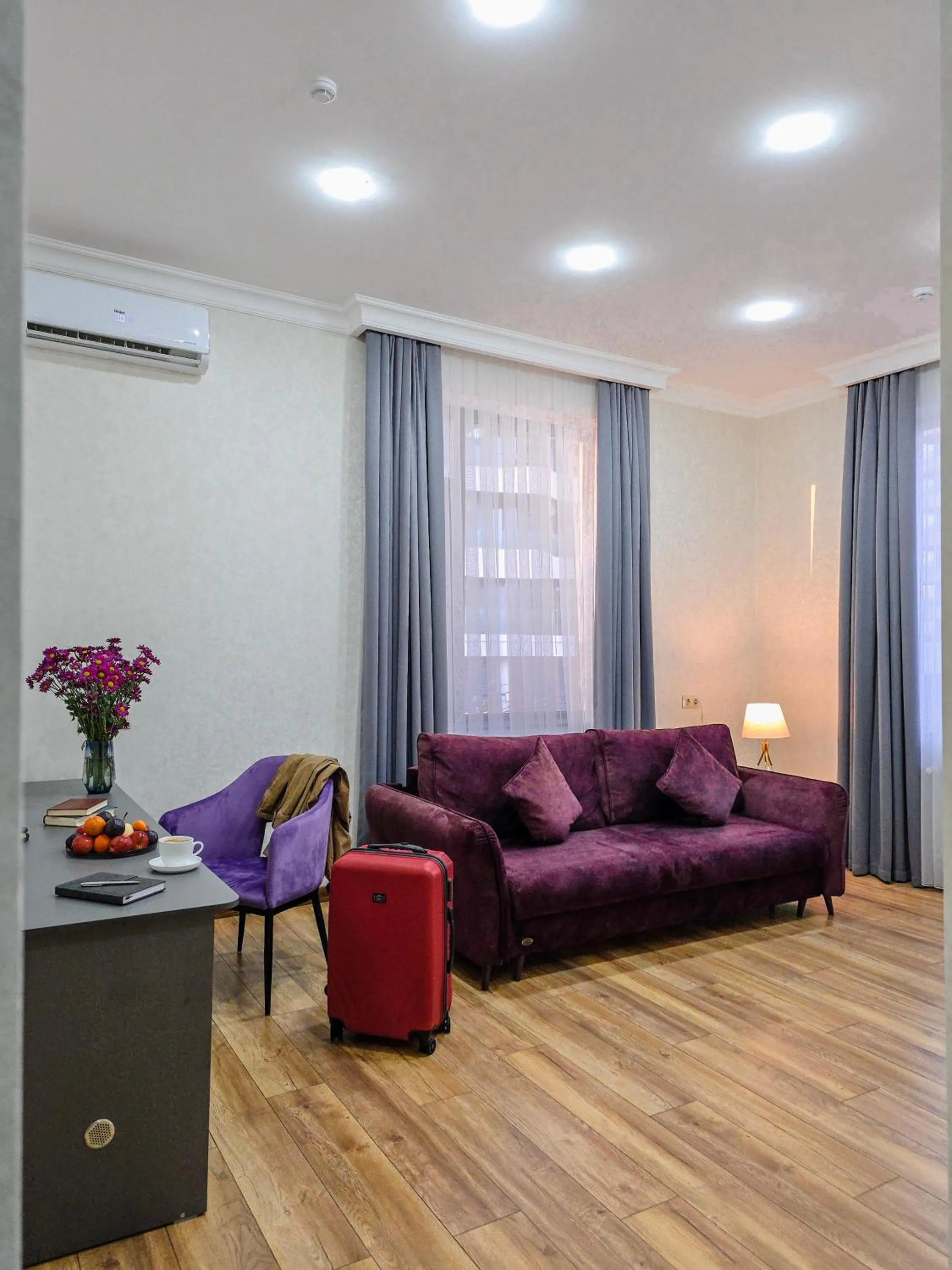 Living room in Parklane Hotel