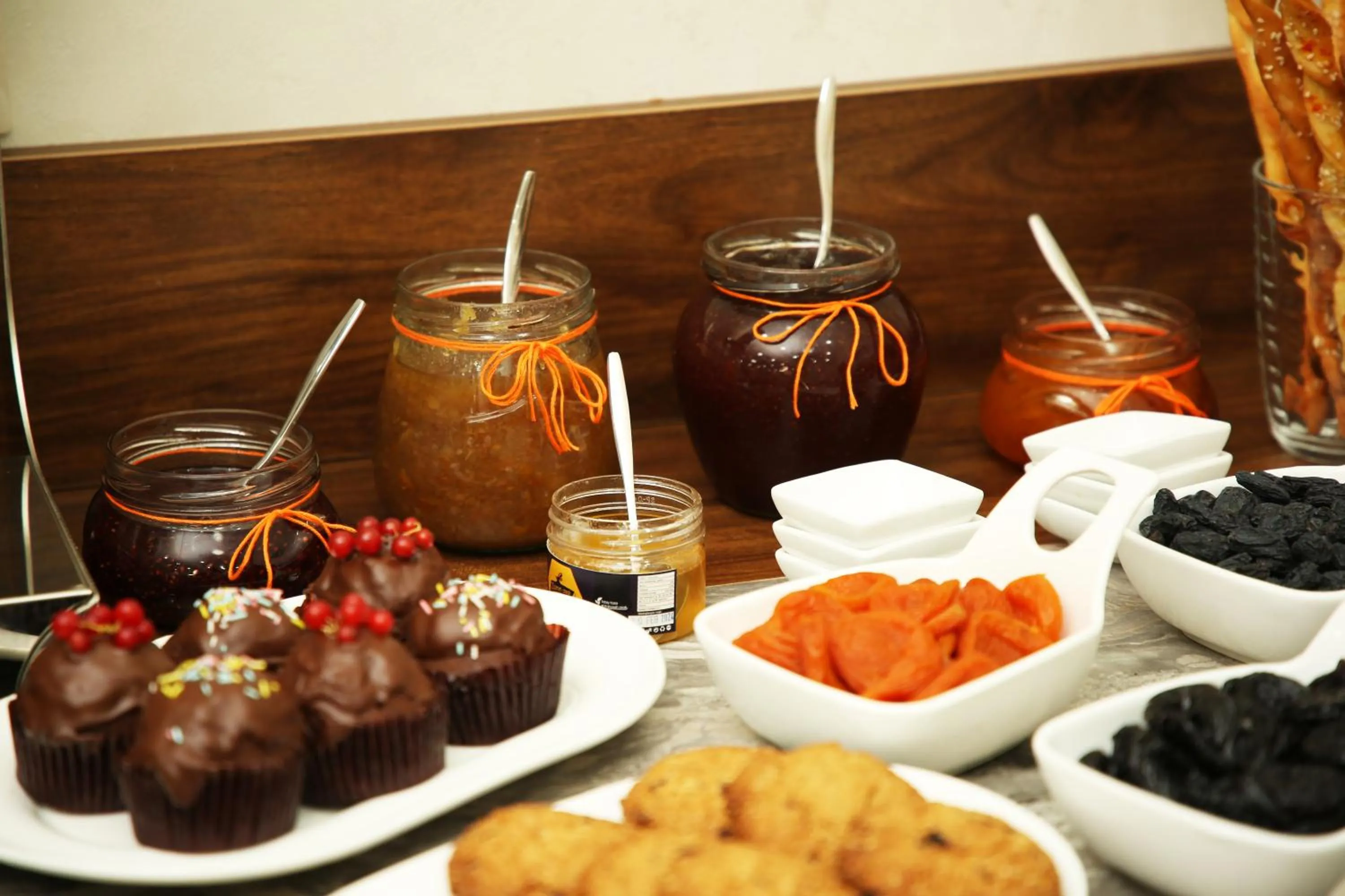 Restaurant/places to eat in Parklane Hotel