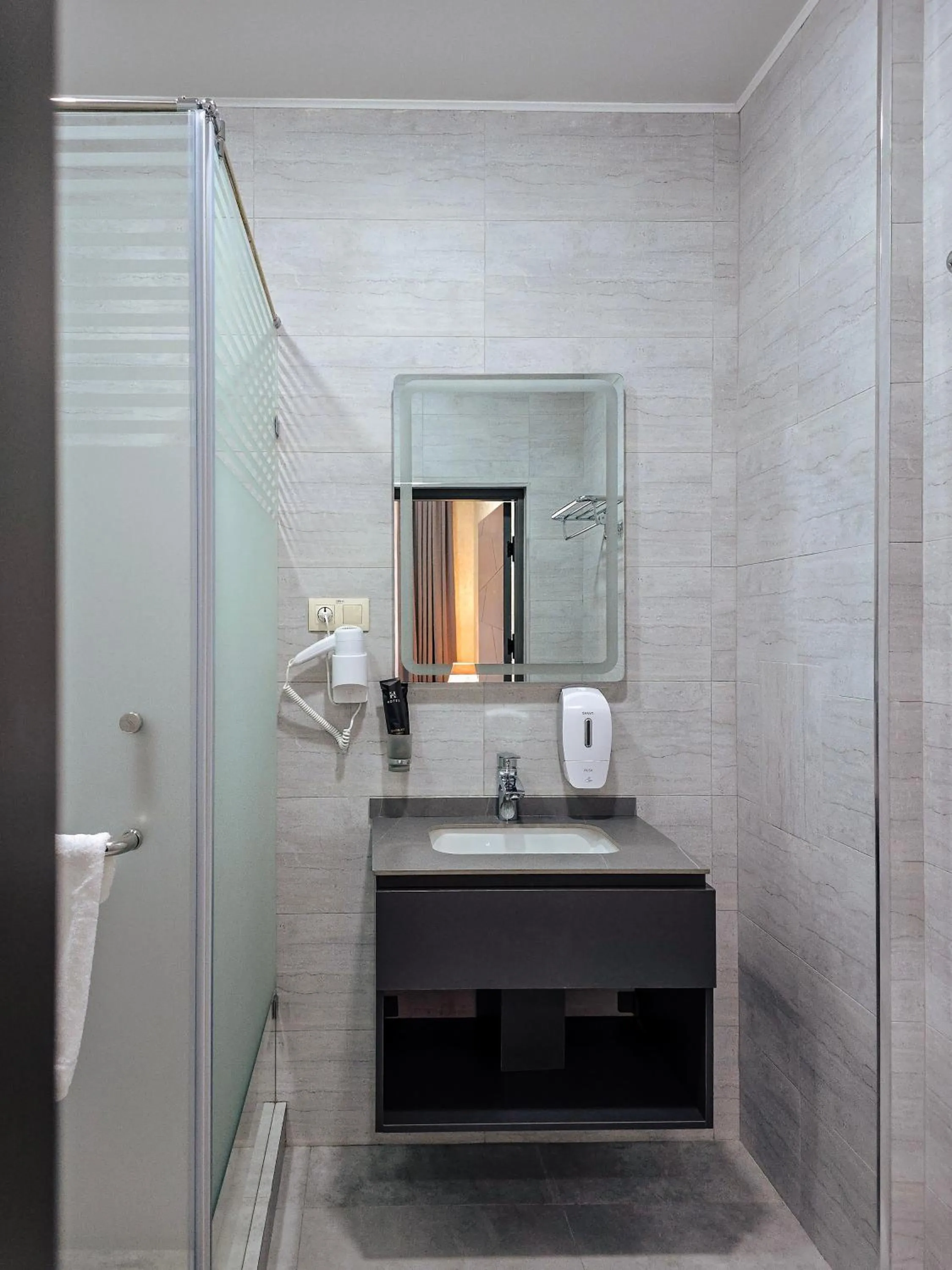 Toilet in Parklane Hotel