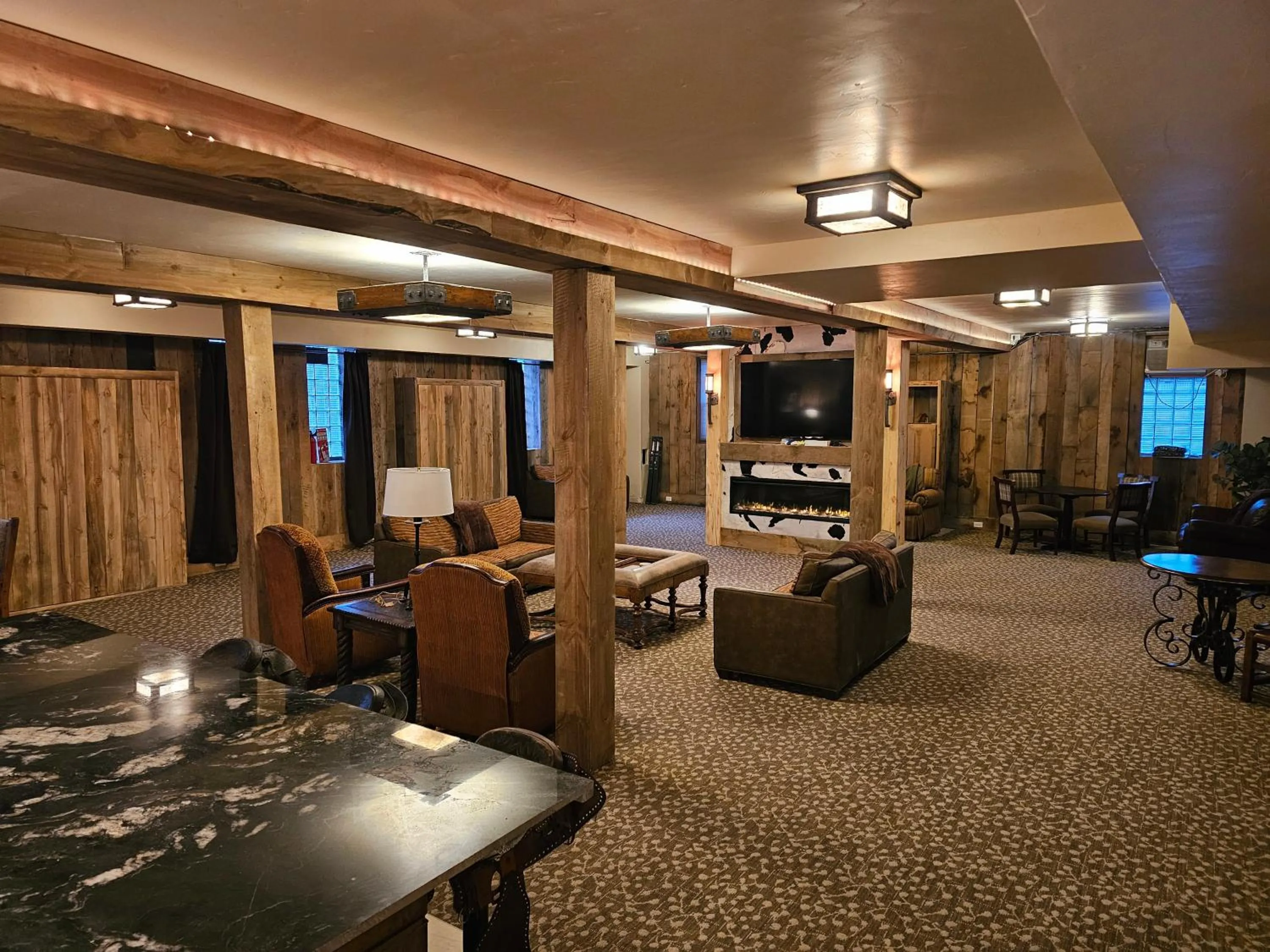 Communal lounge/ TV room in Eaglescape Suites and Event Center