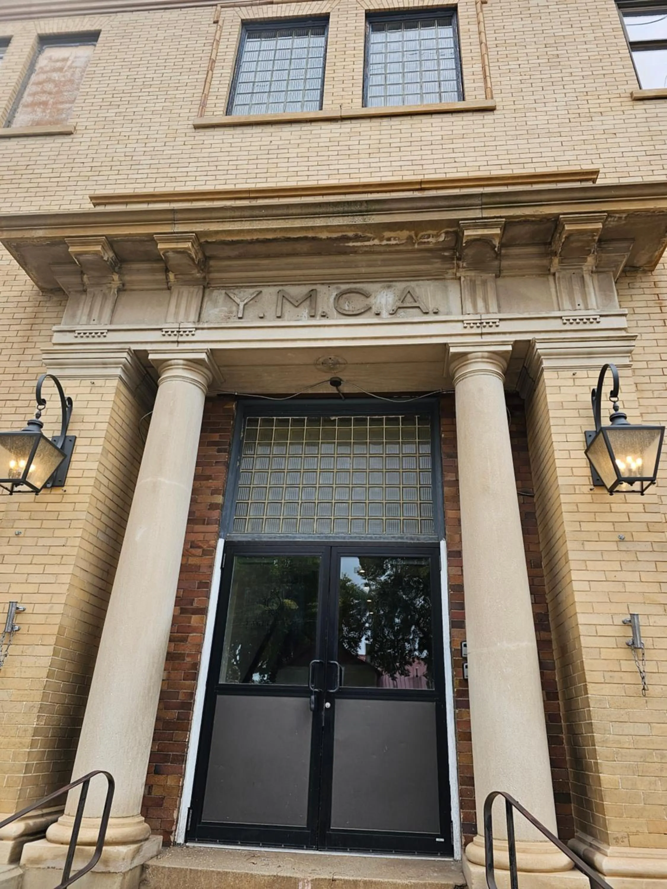 Facade/entrance in Eaglescape Suites and Event Center