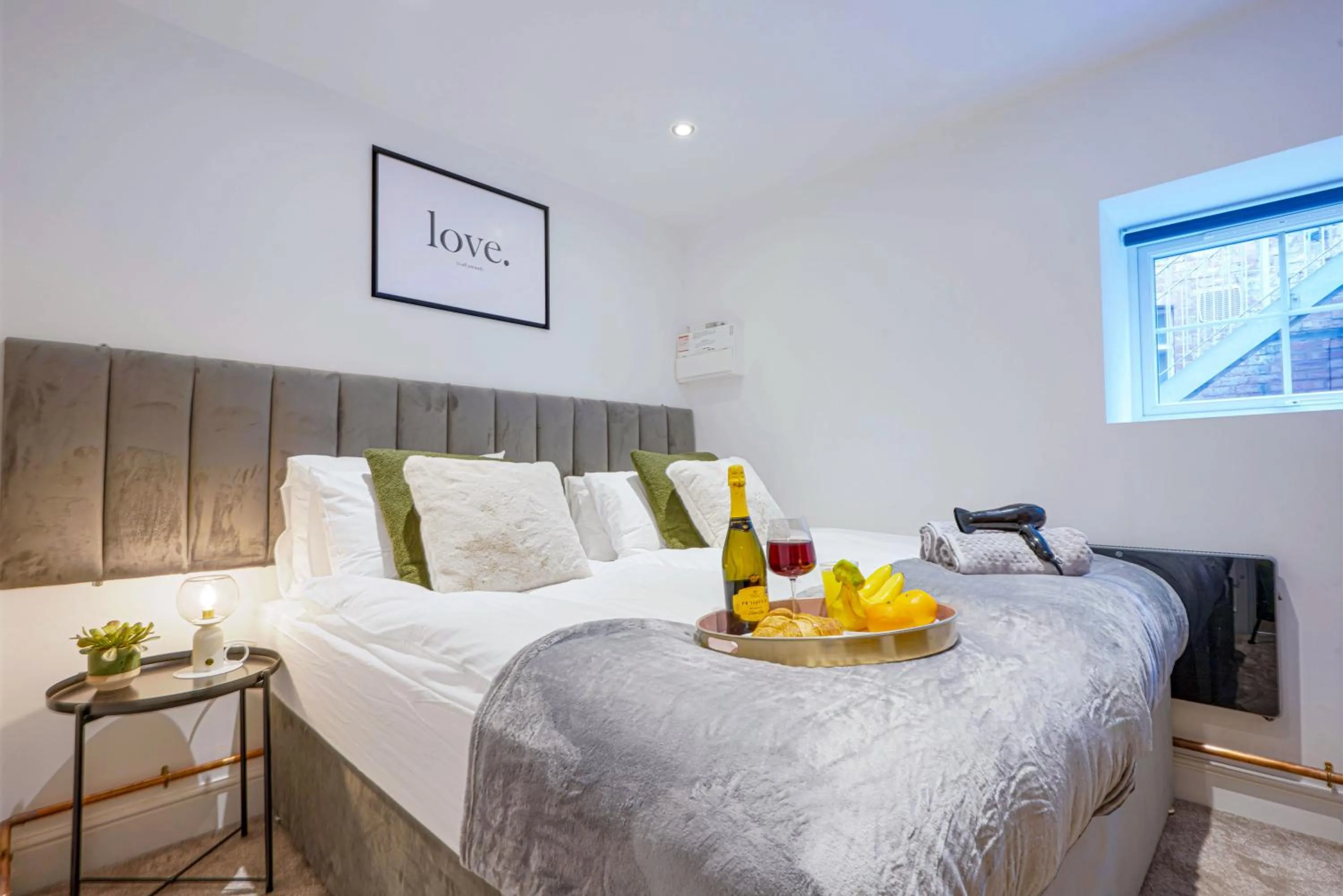Boutique Apartment - City Centre - Free Parking, Fast Wifi and Smart TV by Yoko Property