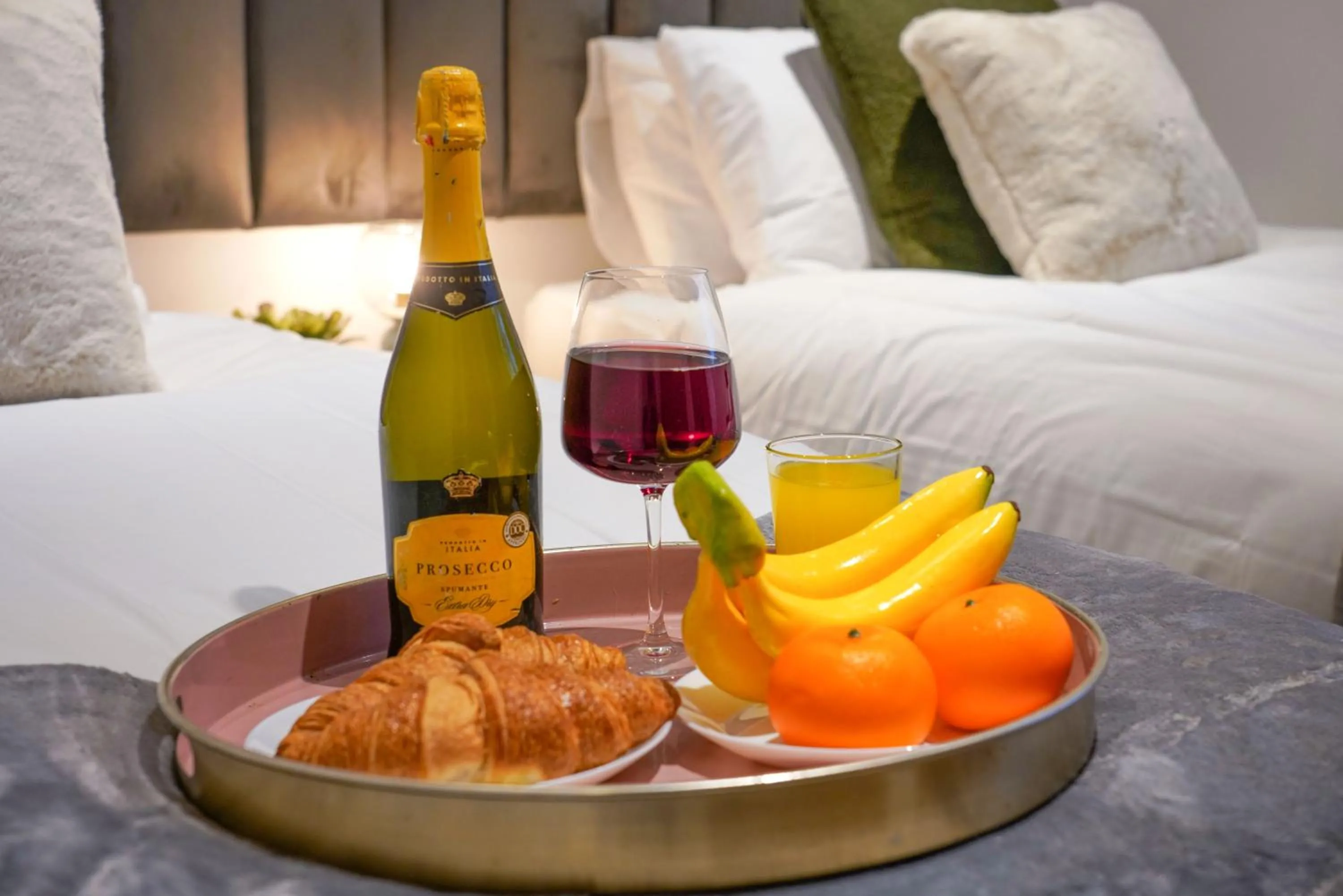 Boutique Apartment - City Centre - Free Parking, Fast Wifi and Smart TV by Yoko Property