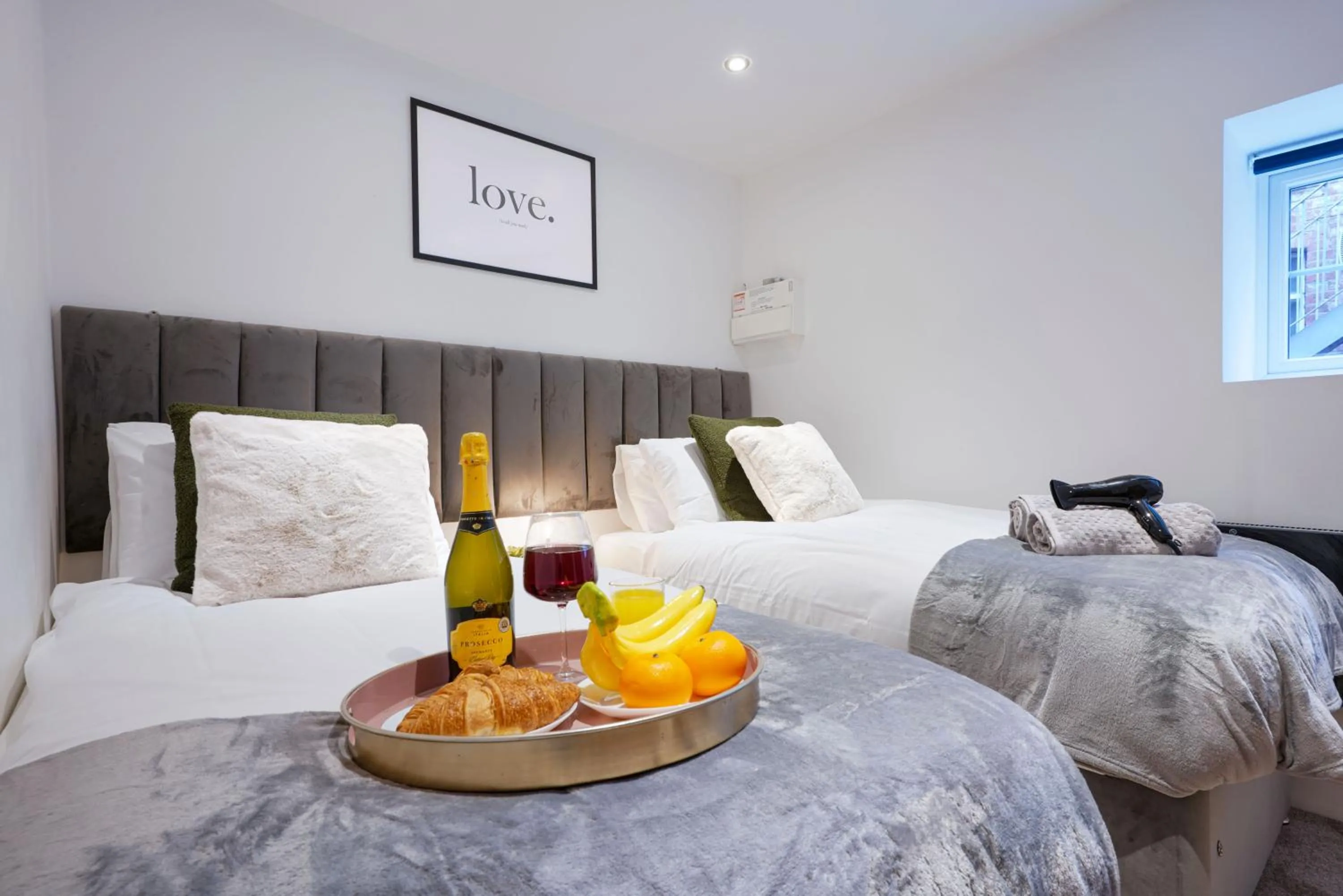 Boutique Apartment - City Centre - Free Parking, Fast Wifi and Smart TV by Yoko Property