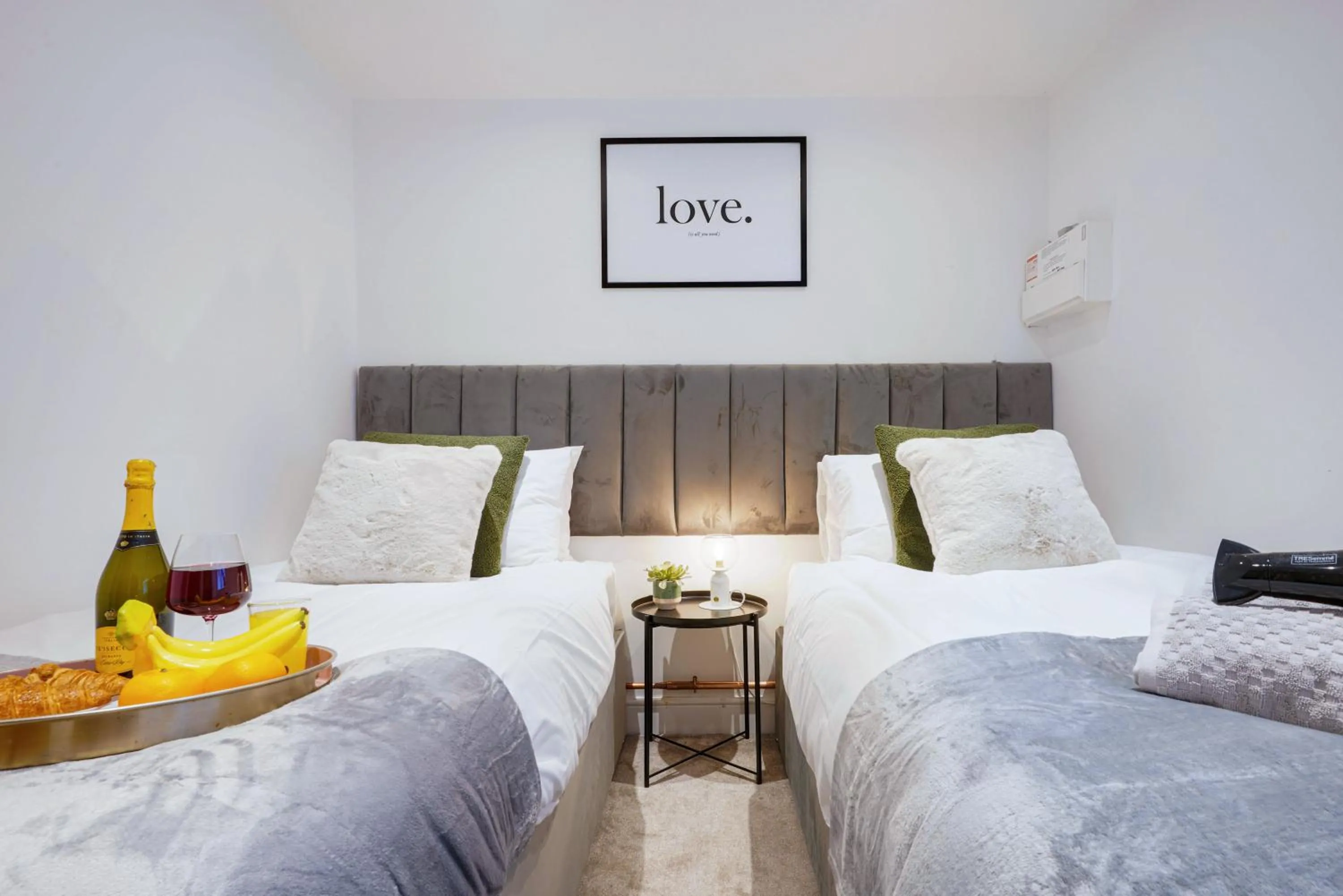 Boutique Apartment - City Centre - Free Parking, Fast Wifi and Smart TV by Yoko Property