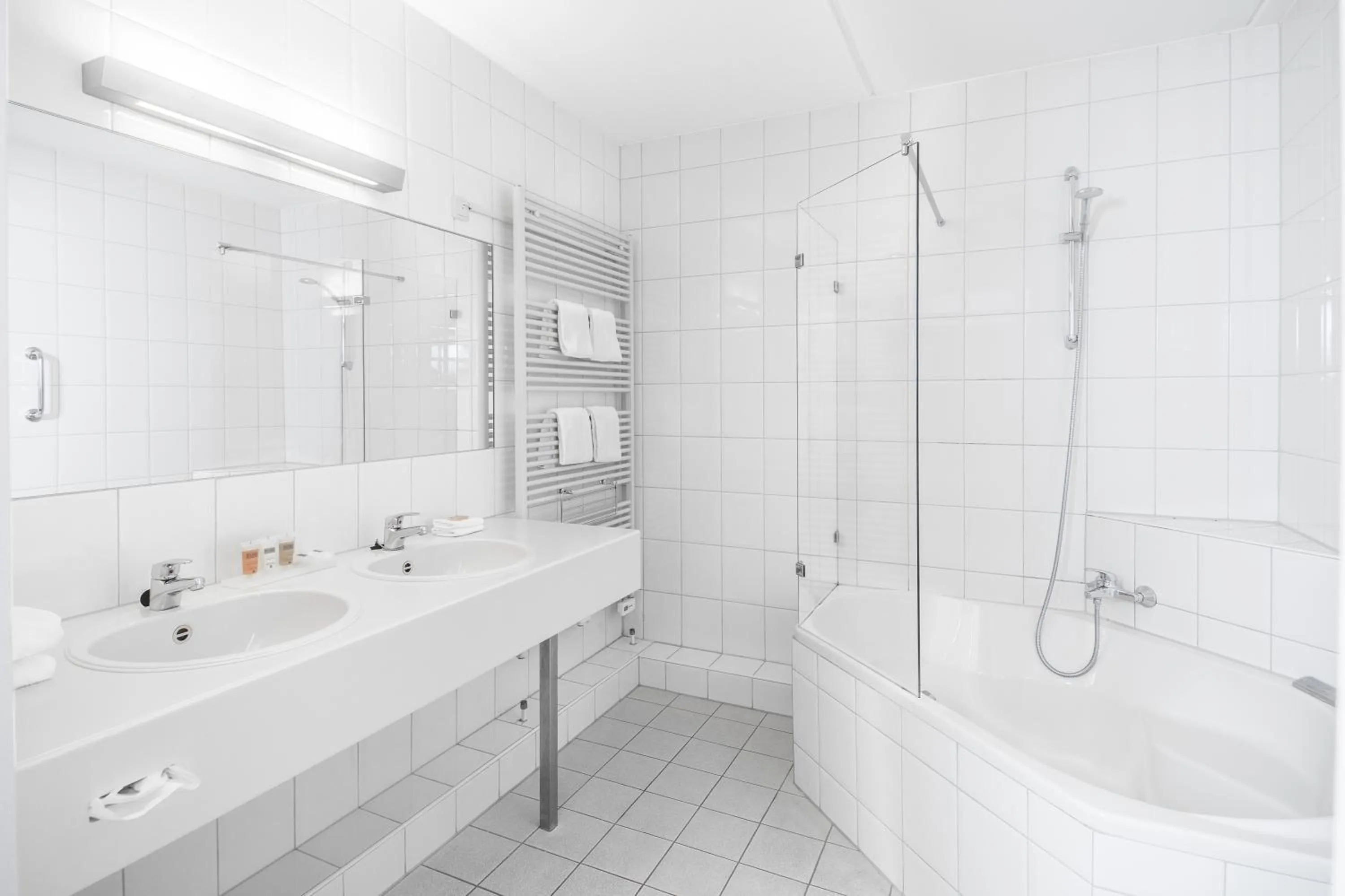 Bathroom in Hampshire Hotel - Avenarius