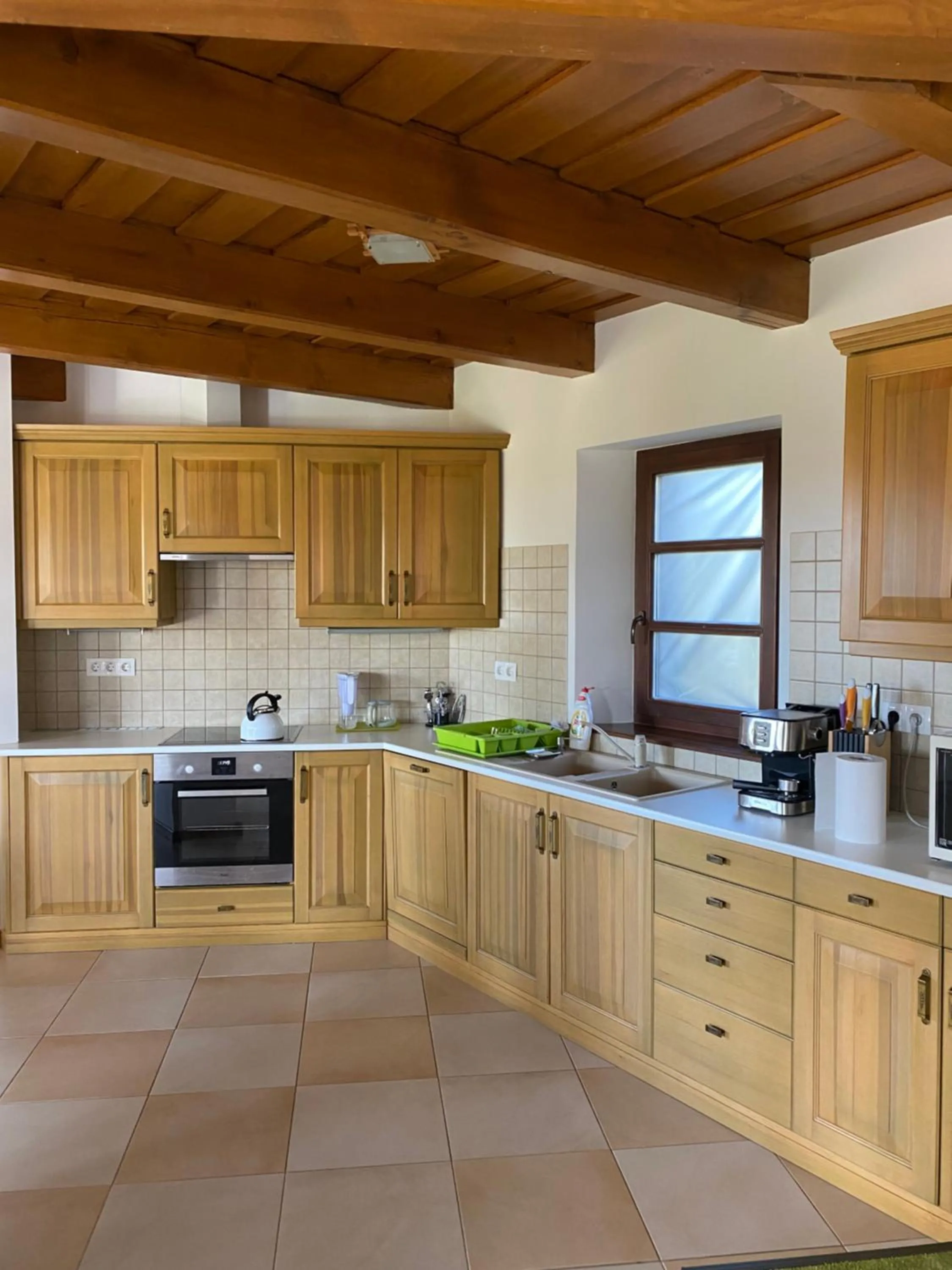 Kitchen or kitchenette in Juharos Vendégház